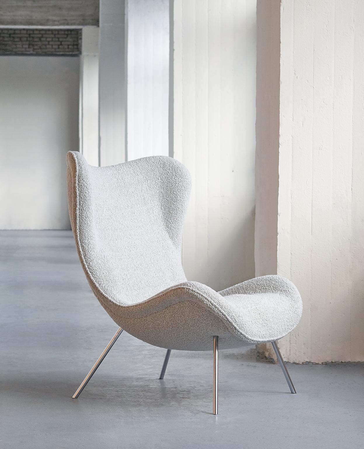 This rare 'Madame' lounge chair was designed by Fritz Neth and produced by the Correcta Sitzformbau Company in Kassel, Germany in the early 1950s. The organically shaped seat gives the chair a sculptural and striking appearance. The chair is very