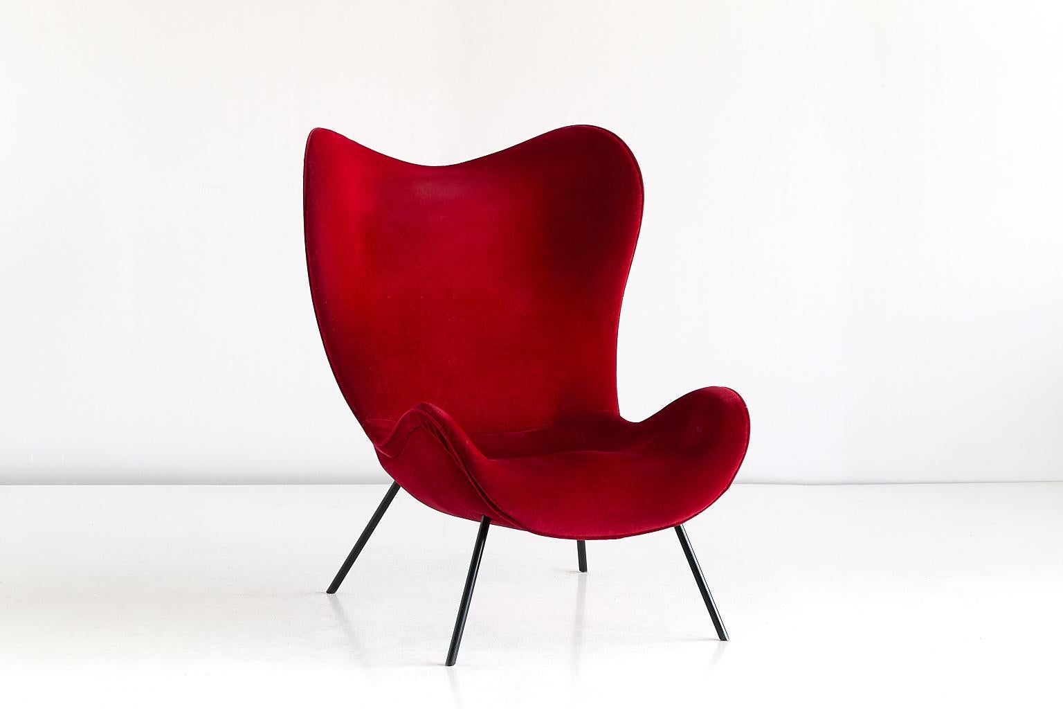 This rare 'Madame' lounge chair was designed by Fritz Neth and produced by the Correcta Sitzformbau Company in Kassel, Germany in the early 1950s. The organically shaped seat gives the chair a sculptural and striking appearance. The chair is very