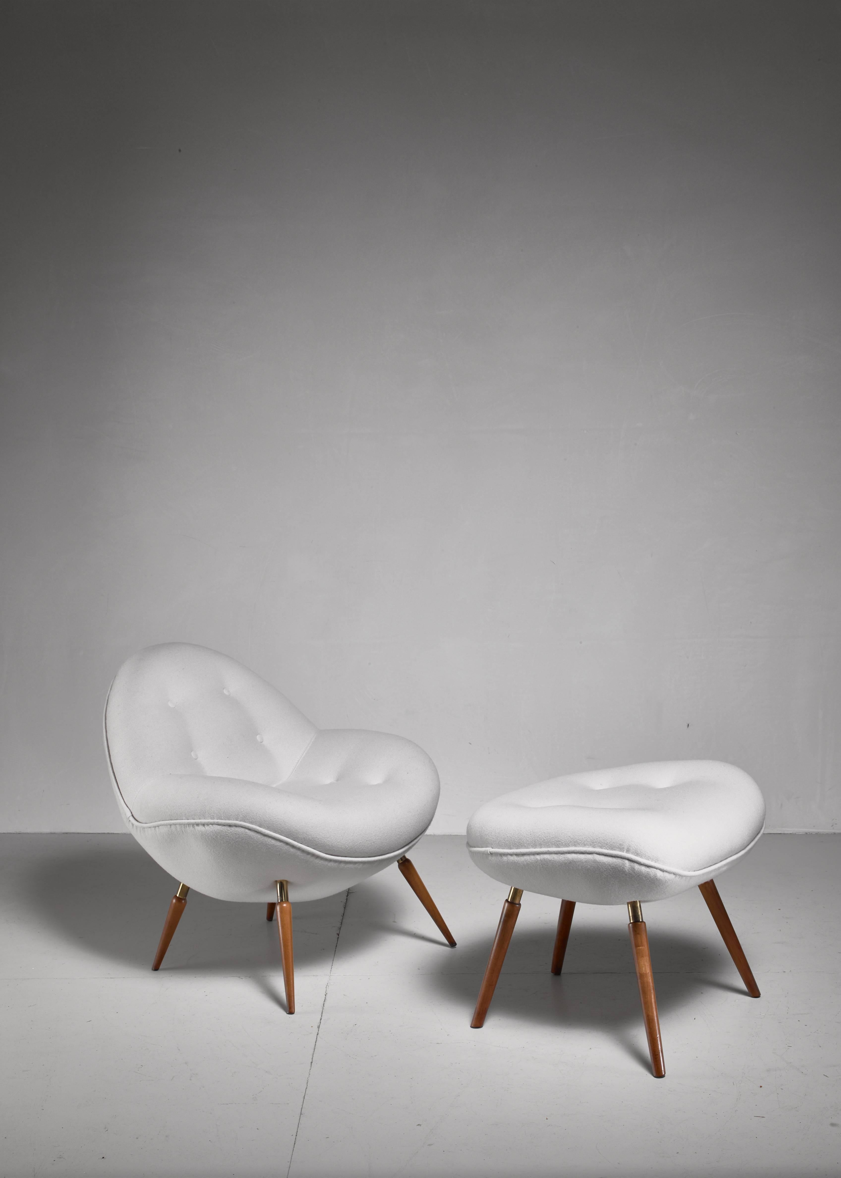 A Fritz Neth 'Schalensessel' chair for Correcta Werke with a matching hocker. The seating in the shape of an egg shell rests on four tapering legs made of wood and brass.

Both pieces are reupholstered with off-white Vilano wool from Deploeg