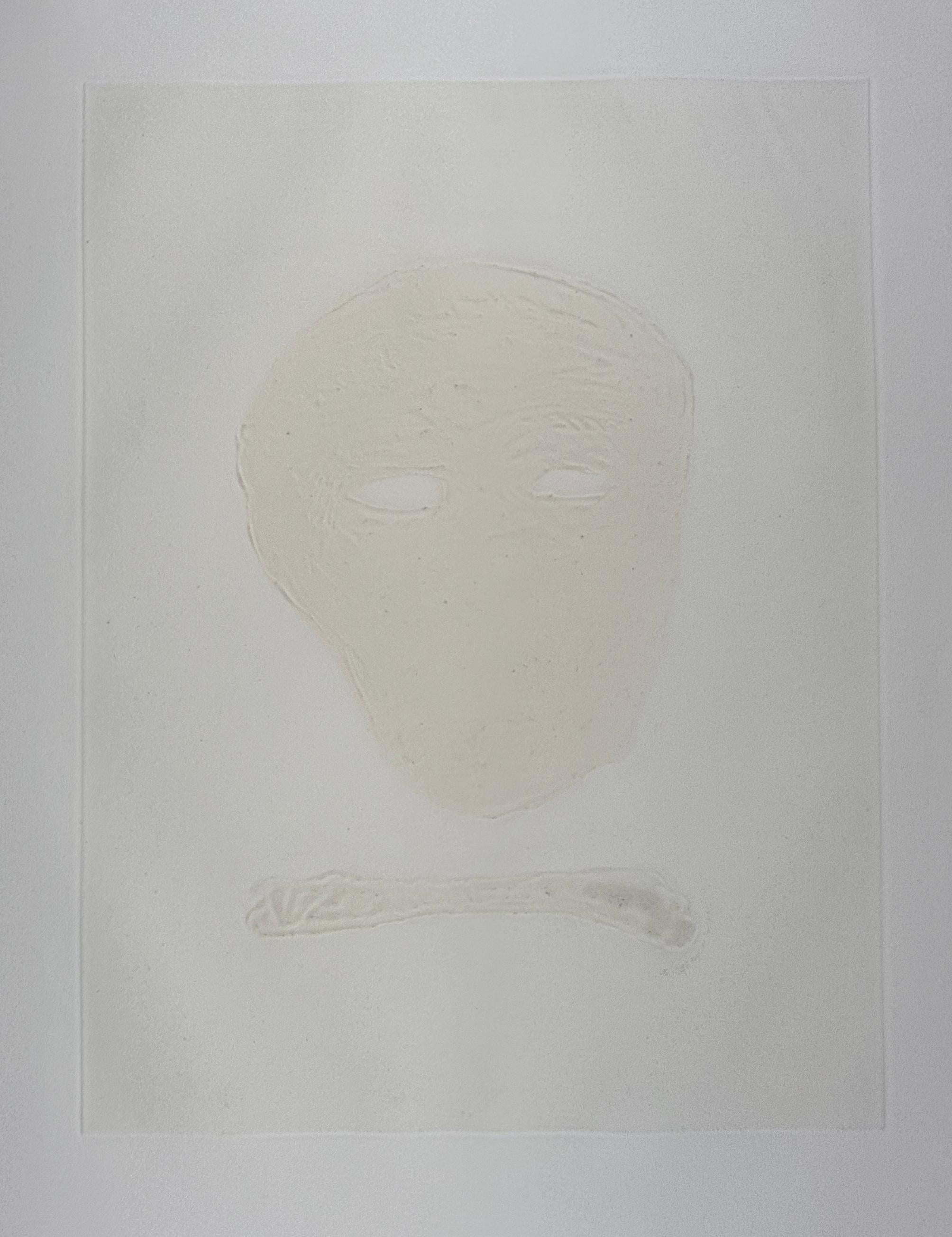 Fritz William Scholder Artista americano 1982 Maschera incisa originale firmata - Figurative Print Grigio di Fritz Scholder