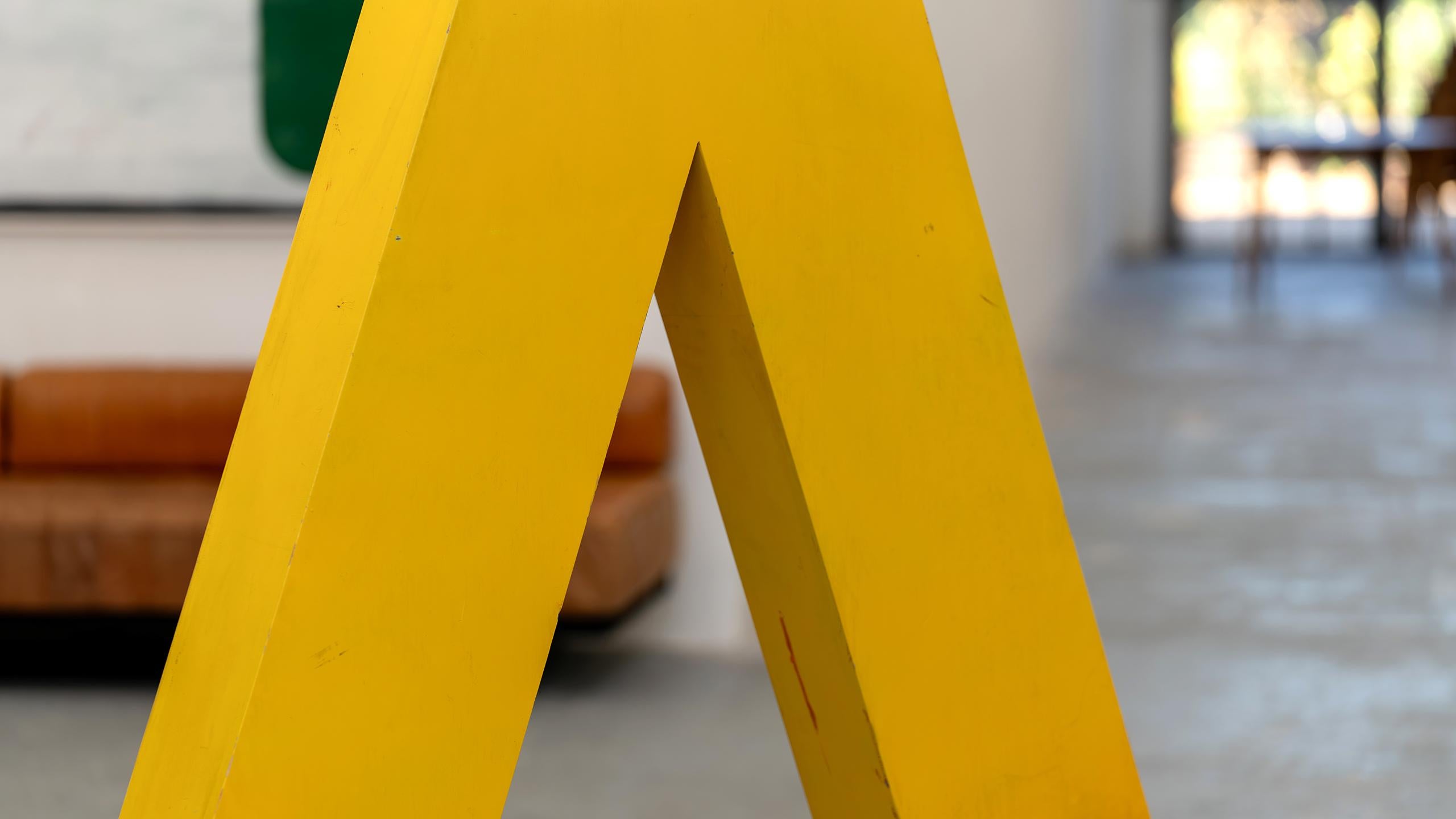 Fritz Schwegler, sculpture jaune abstraite d'angle 1978, installation surdimensionnée en vente 2