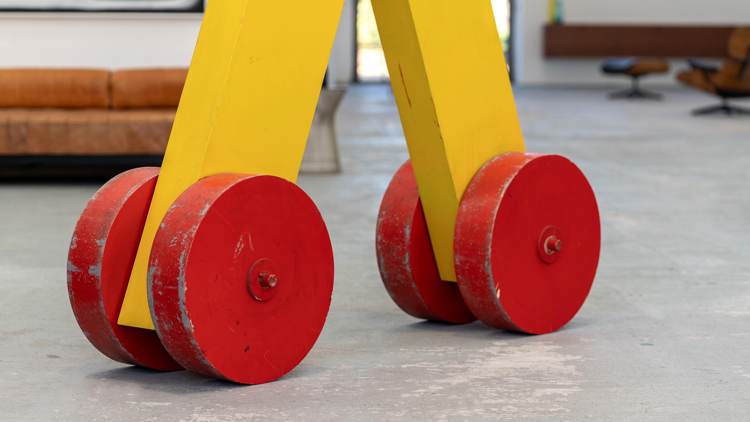 Fritz Schwegler, sculpture jaune abstraite d'angle 1978, installation surdimensionnée en vente 3