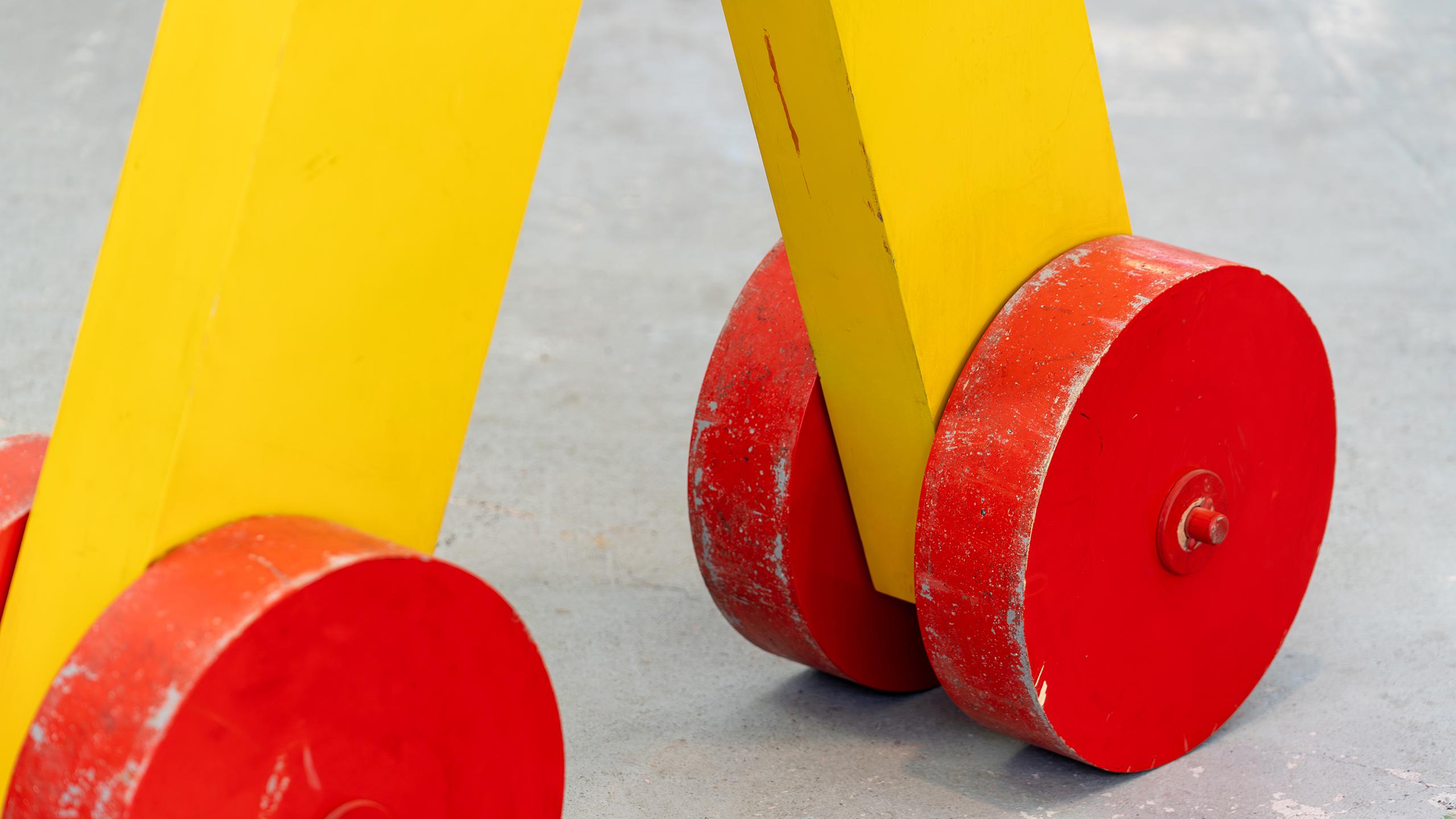 Fritz Schwegler, sculpture jaune abstraite d'angle 1978, installation surdimensionnée en vente 4