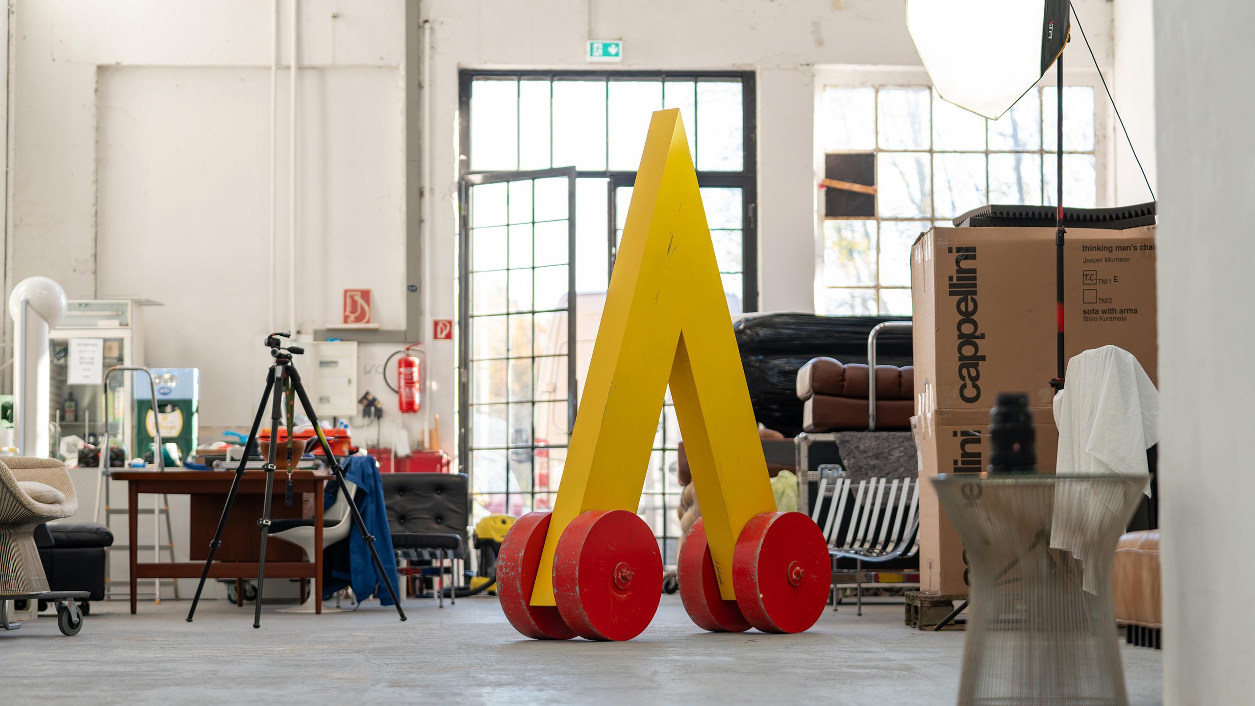Fritz Schwegler - angle abstrait surdimensionné.

Bois peint en jaune et rouge, signé F. Schwegler, installation abstraite en forme de triangle jaune avec des roues rouges, montée sur roulettes. Avec traces d'utilisation, surface partiellement
