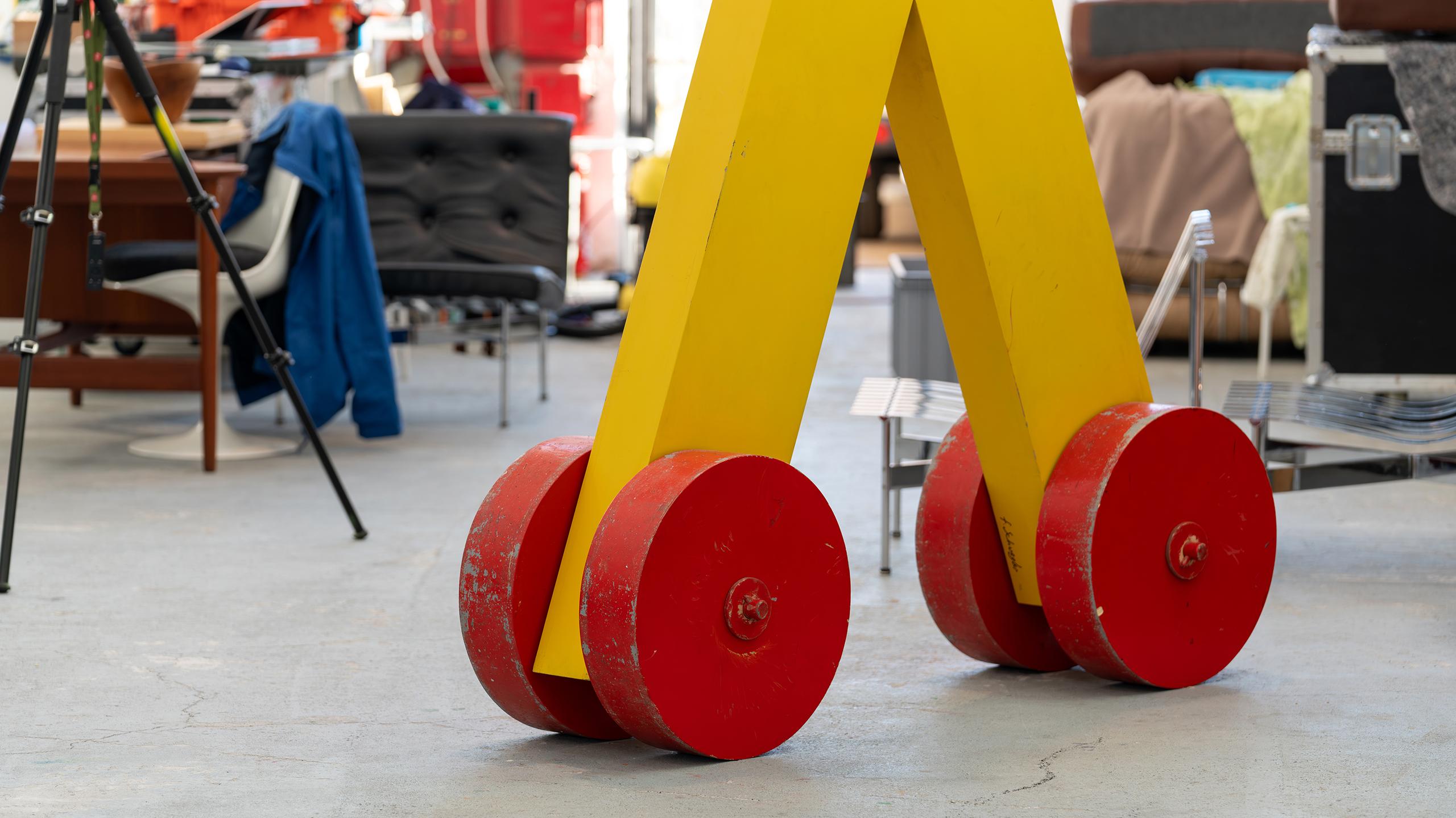 Industriel Fritz Schwegler, sculpture jaune abstraite d'angle 1978, installation surdimensionnée en vente