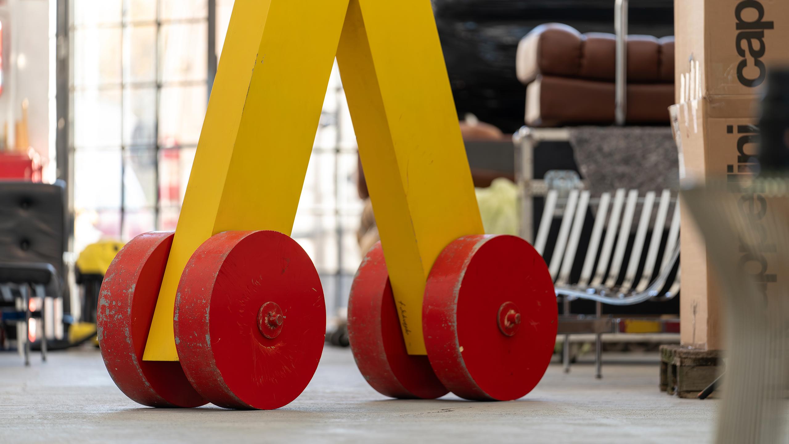 Allemand Fritz Schwegler, sculpture jaune abstraite d'angle 1978, installation surdimensionnée en vente