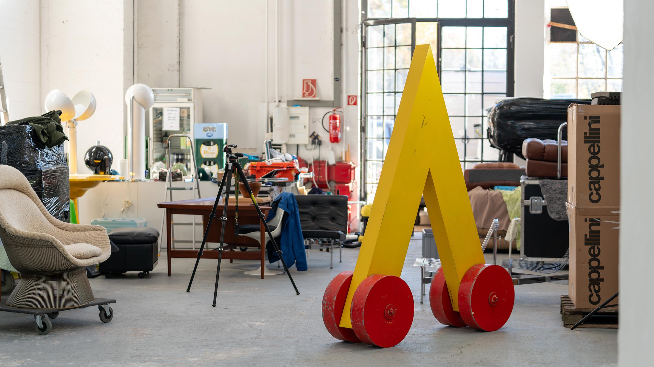 Fritz Schwegler, sculpture jaune abstraite d'angle 1978, installation surdimensionnée en vente 1