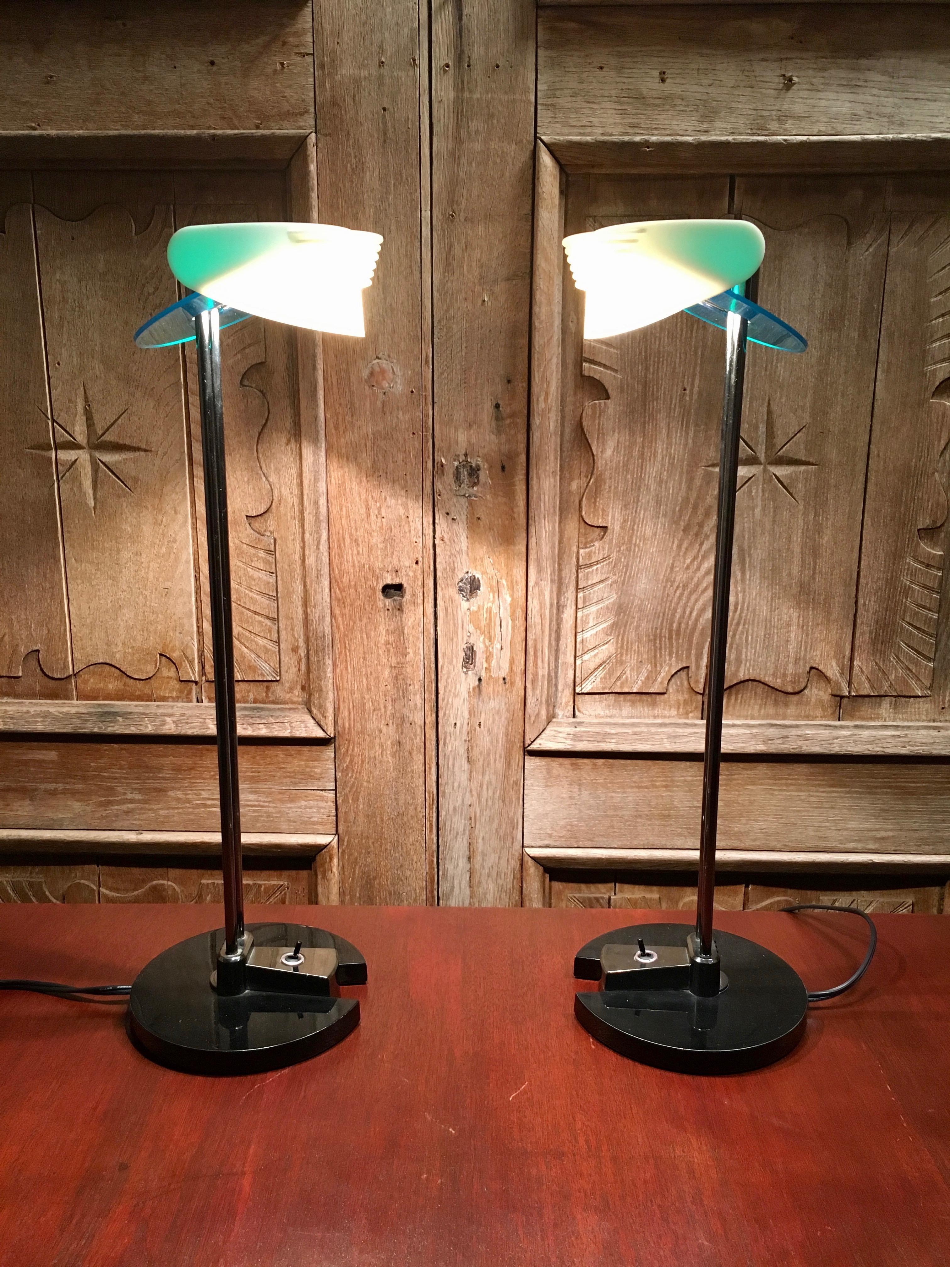 Ein Paar Fritz-Schreibtischlampen von Perry King & Santiago Miranda für Arteluce. Kombination aus Chrom und Acryl. Es ist sehr selten, ein Paar dieser einzigartigen Lampen zu finden.