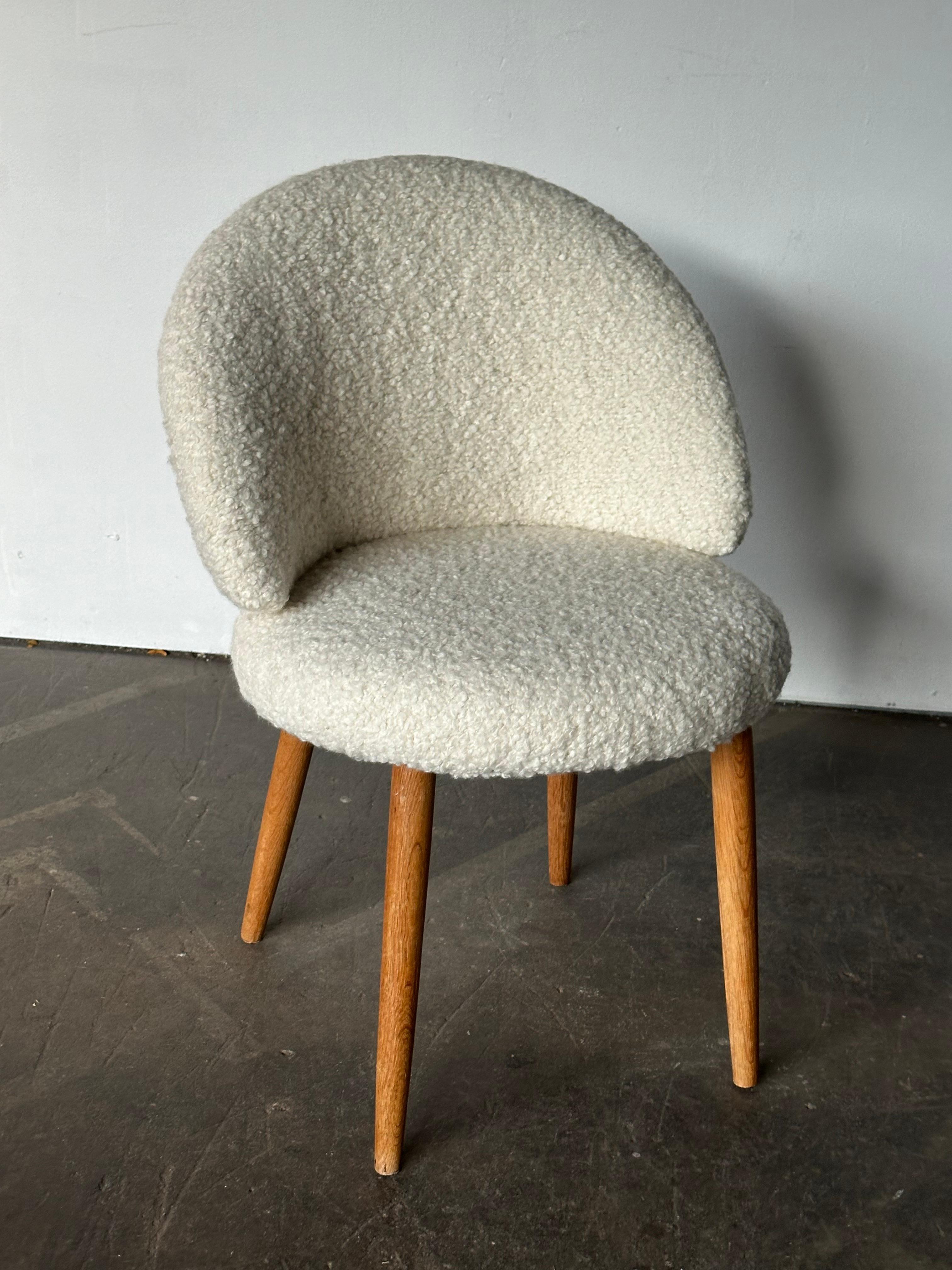 XX secolo Frode Holm attr. Sedia Vanity in Boucle Avorio &New in vendita