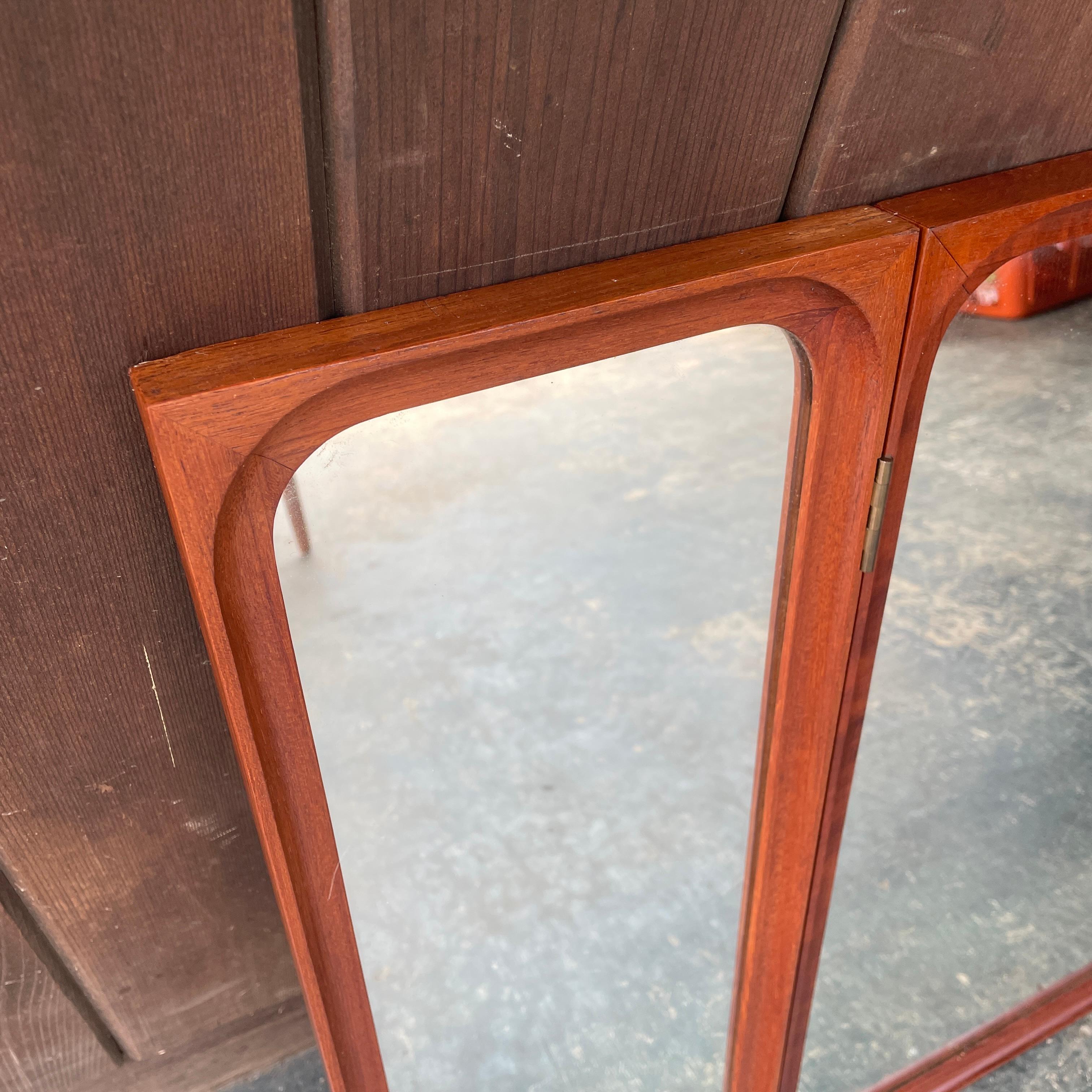 Fatto a mano Specchio pieghevole da parete o da tavolo Frode Holm Teak di Illums Bolighus Vintage Danish in vendita