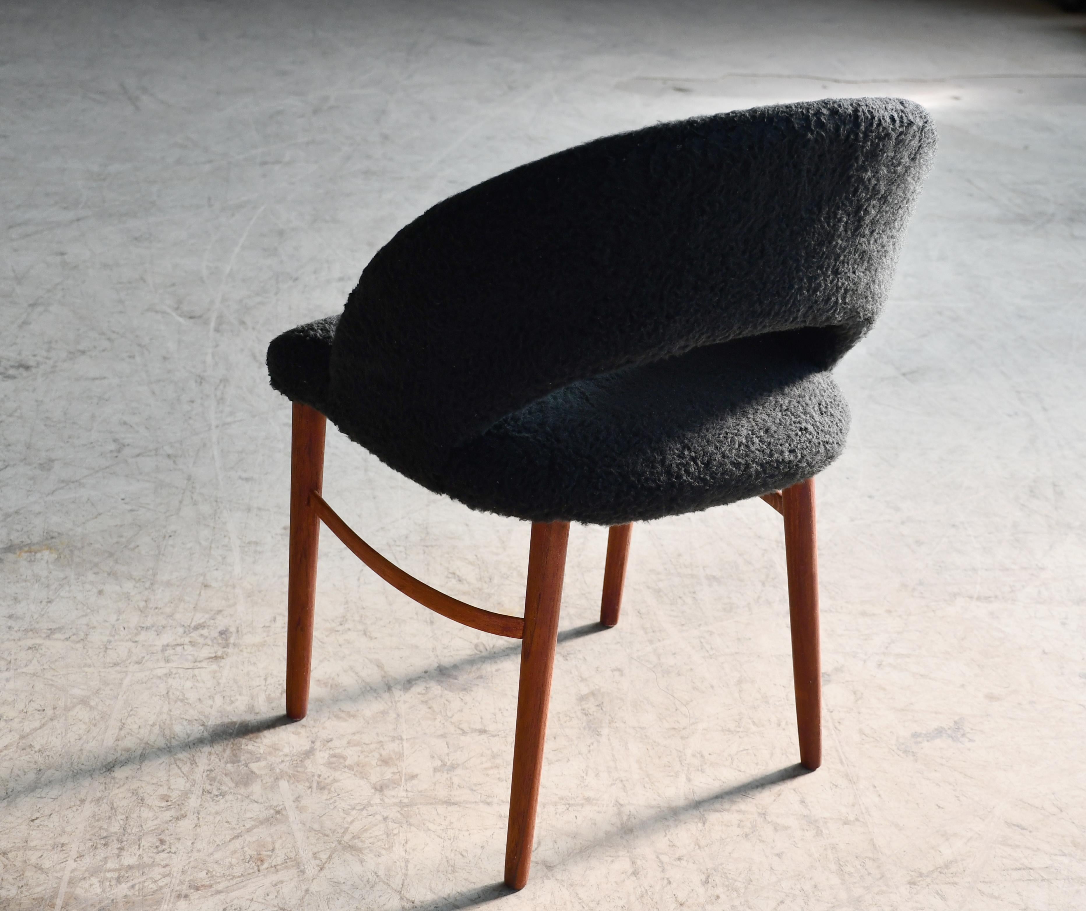 Frode Holm Vanity or Dressing Chair in Lambswool Denmark, 1950s In Excellent Condition For Sale In Bridgeport, CT
