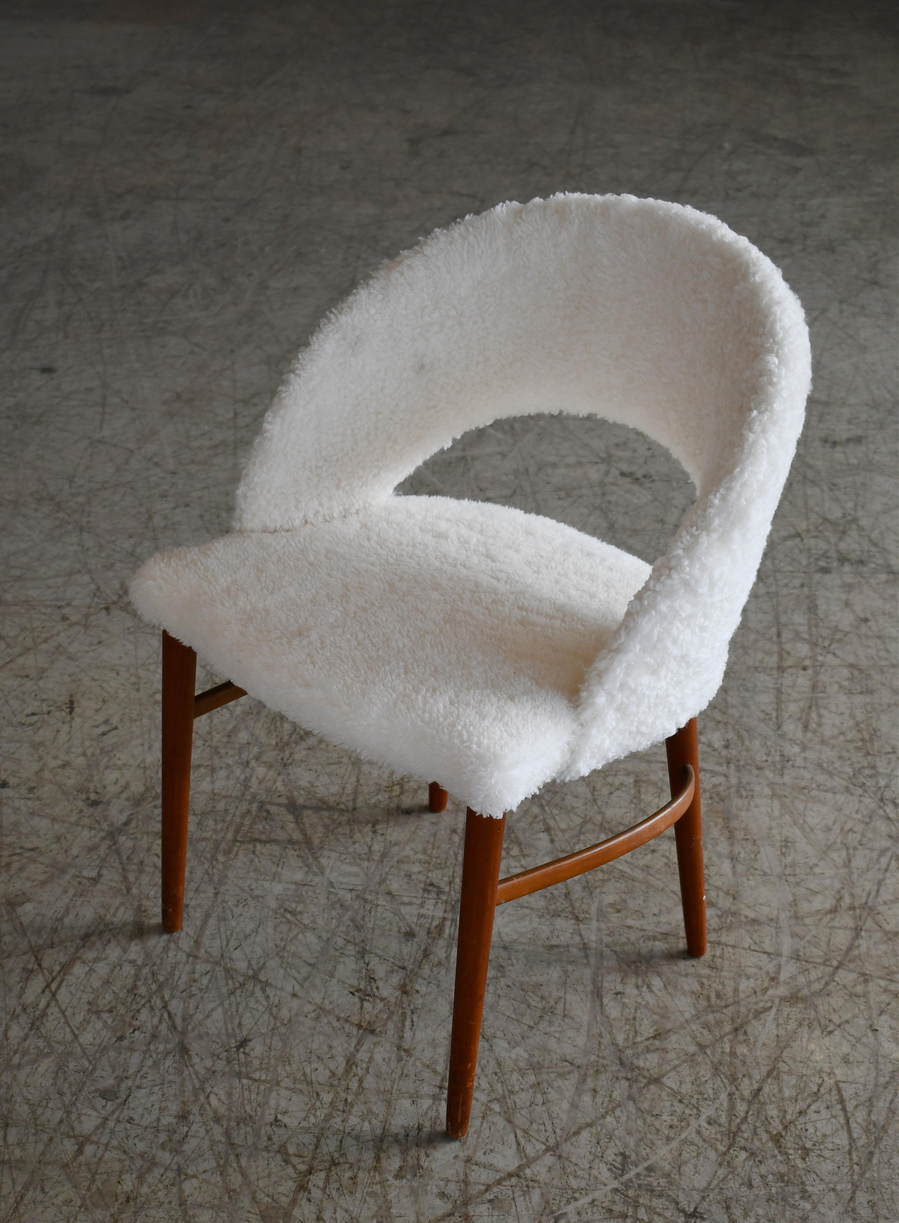 Wunderschöner Frisierstuhl für das Schlafzimmer, entworfen von Frode Holm in den 1950er Jahren für das Kopenhagener Nobelkaufhaus Illum's. Der Stuhl ist bequem und stützend und hat eine gebogene Rückenlehne. Die massiven Teakholzbeine verjüngen sich