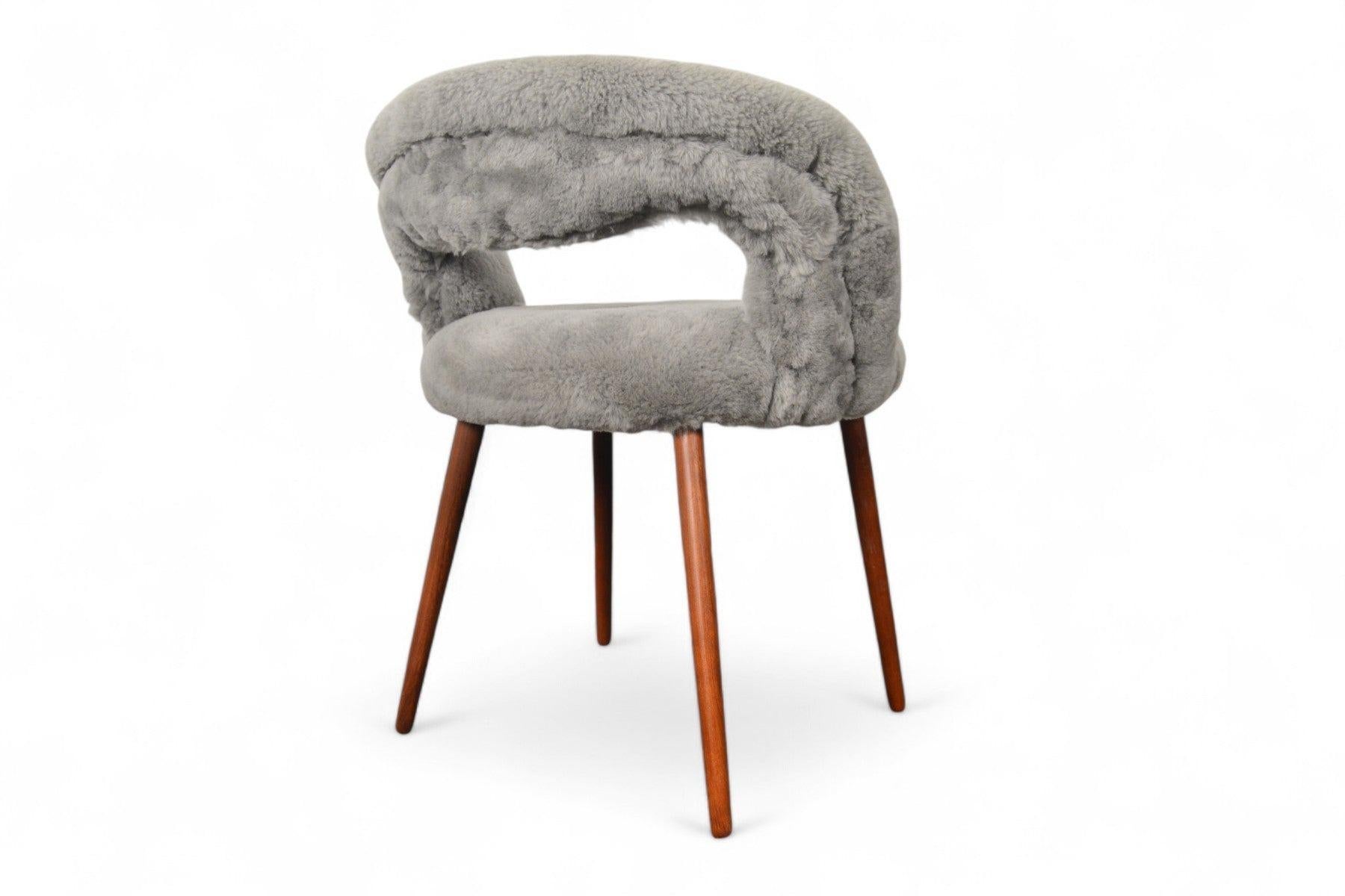 Origine: Danimarca
Designer: I. Holm
Produttore: Sconosciuto
Epoca: anni '50
Materiali: Teak, Shearling
Misure: 24,5