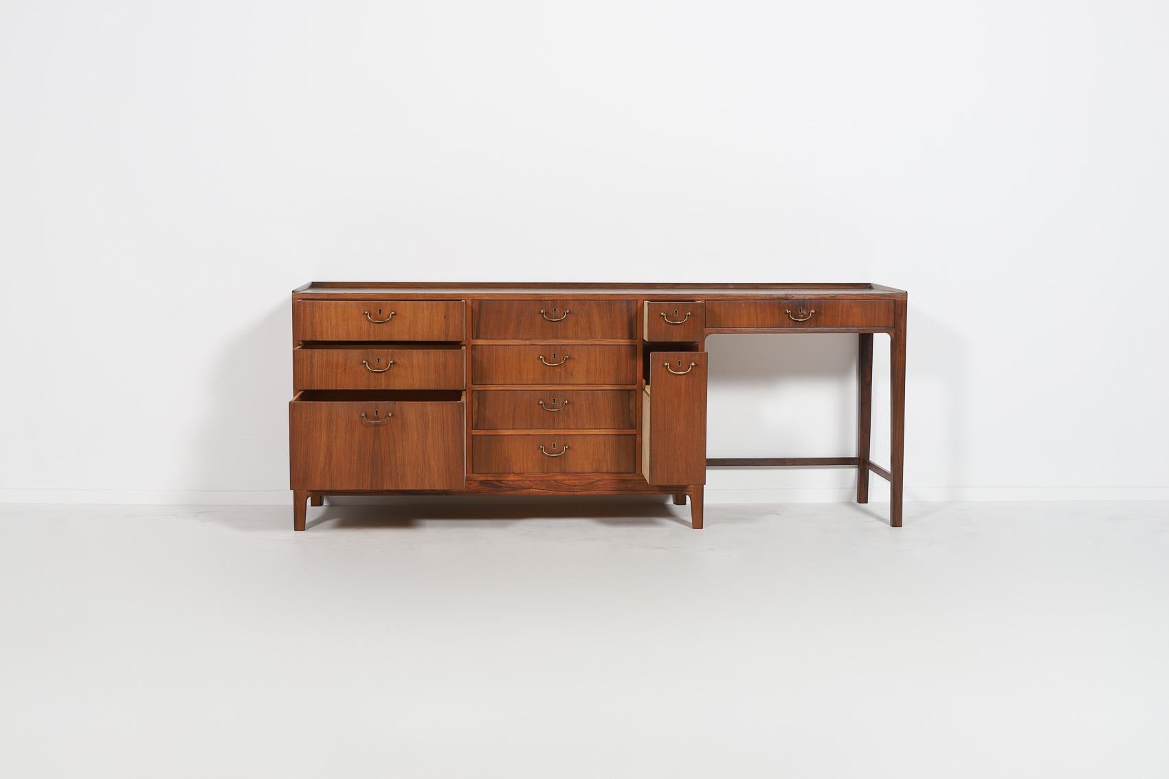 Mid-Century Modern stunning  walnut veneer sideboard designed by Frode Holm in 1950’s for Illums Bolighus, Denmark. Fitted with various sized drawers and casted brass handles.

Condition
Good, age related wear and marks.

Dimensions
height: 72