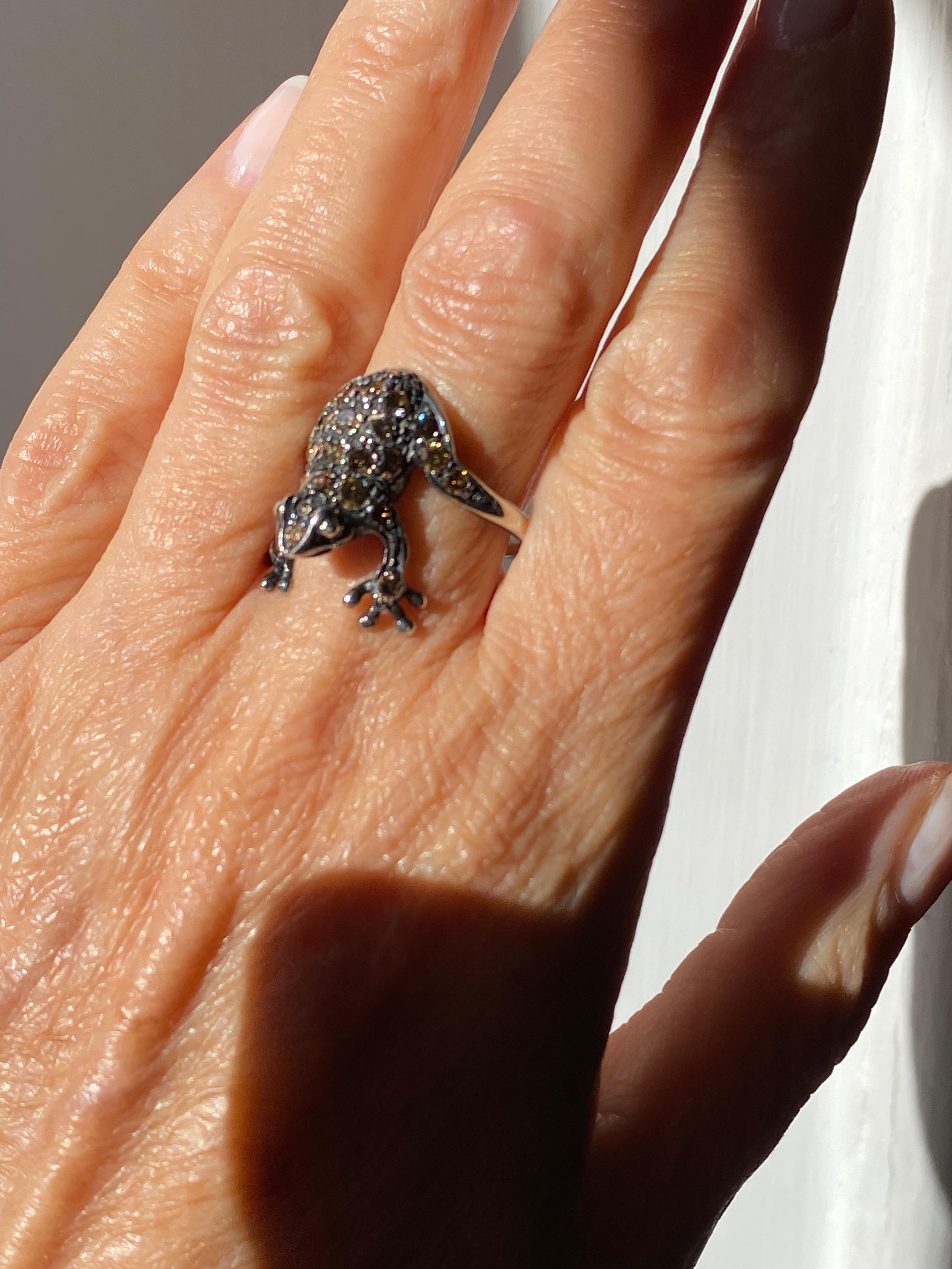 Rossella Ugolini design animal collection 18 karats white black rhodium gold Frog design ring
A beautiful cocktail ring handcrafted in 18 karats white gold and enriched with brilliant cut brown diamonds.
Available in two weeks by order also in