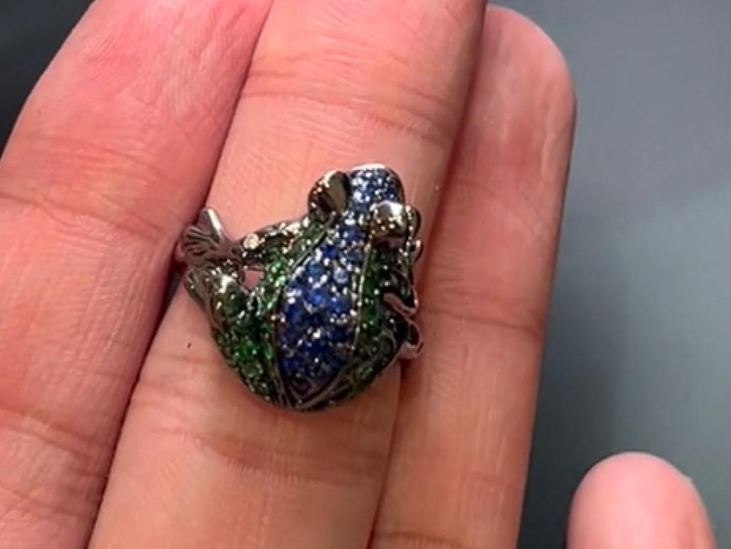 Bague animalière grenouille saphir bleu diamant pavé et grenat vert en or noir 18K Neuf - En vente à Oakton, VA