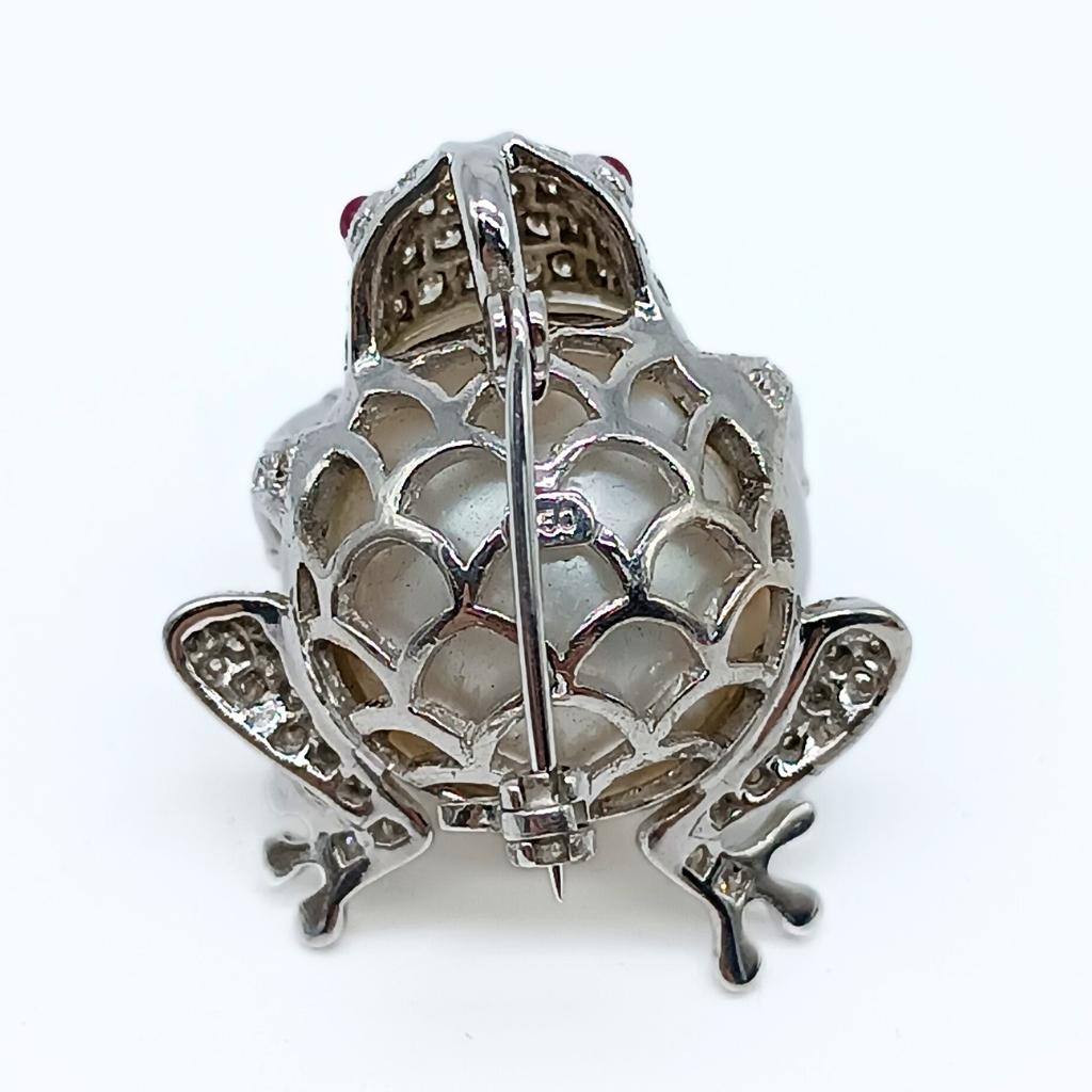 Frog Brooch in White Gold with Diamonds and Pearl In New Condition For Sale In BILBAO, ES