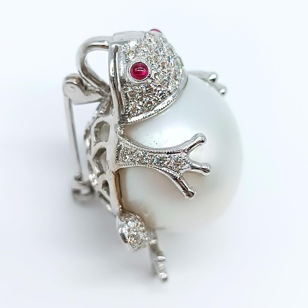Women's or Men's Frog Brooch in White Gold with Diamonds and Pearl For Sale