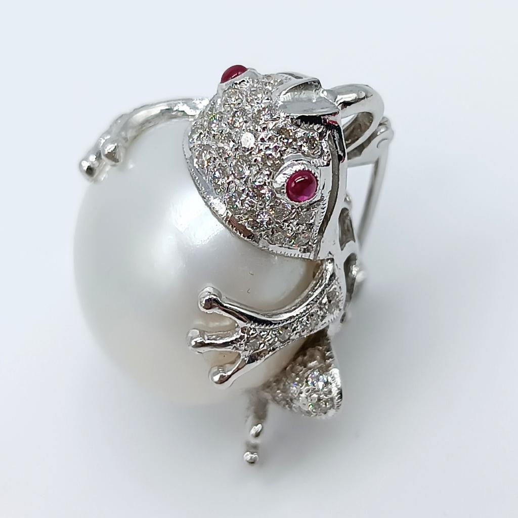 Frog Brooch in White Gold with Diamonds and Pearl For Sale 1