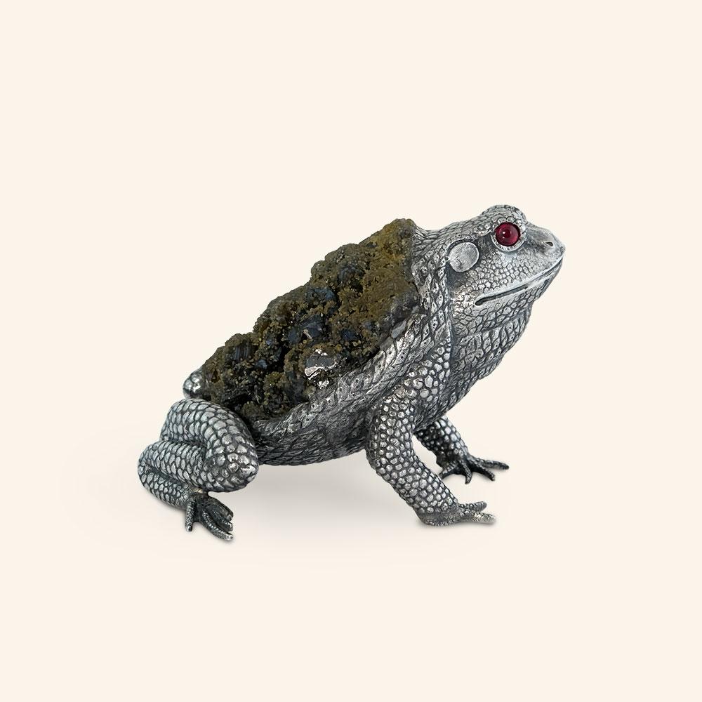 Frog by Alcino Silversmith 1902 is a handcrafted piece in 925 sterling silver with green spherulite application in the back.

The piece is totally handcrafted, hammered and chiseled by excellent craftsmen, giving this piece a much higher future