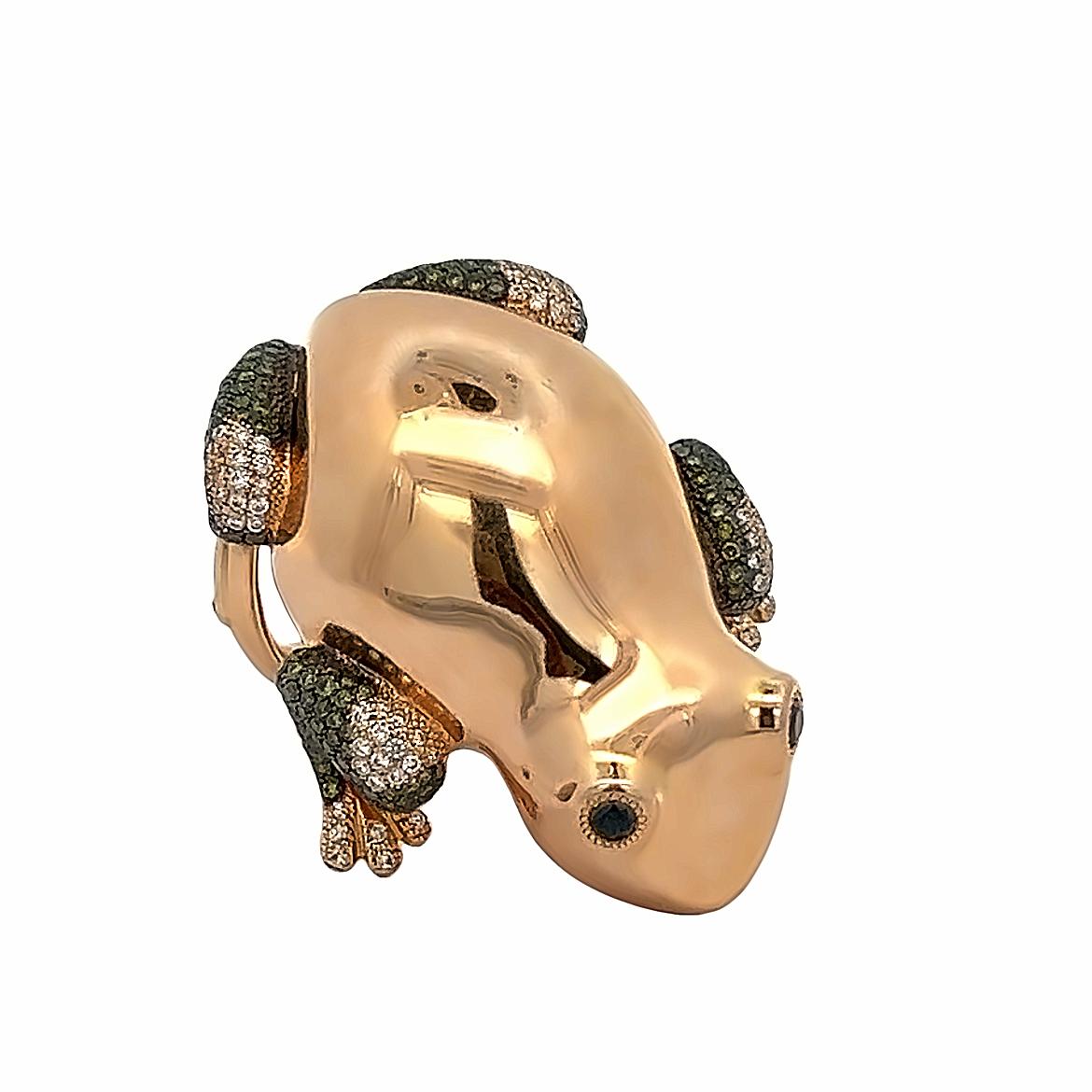 Anillo de cóctel Rana

Anillo grande de oro en forma de sapo engastado con tsavorita y diamantes en pavé

Tamaño del anillo: 5.5

Firmado, Paolobongia 

Peso en gramos: 35,8 gramos

Tipo de metal: Oro amarillo de 18 quilates 