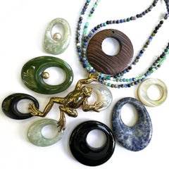 Ciondolo a forma di rana in oro 14K con collana a tre fili di pietre preziose + vari accessori