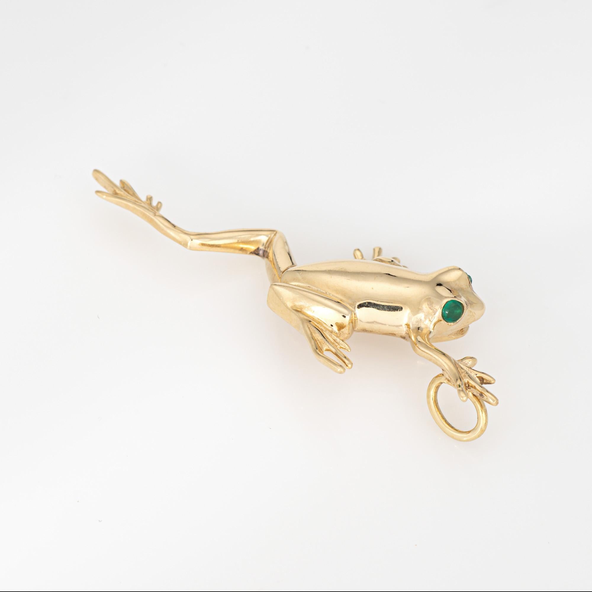 Taille ronde Pendentif grenouille vintage en or jaune 14 carats, yeux d'émeraude, ancienne propriété de joaillerie en vente