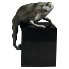 Scultura di rana in bronzo verdastro e marmo nero di Elan Atelier (IN STOCK)