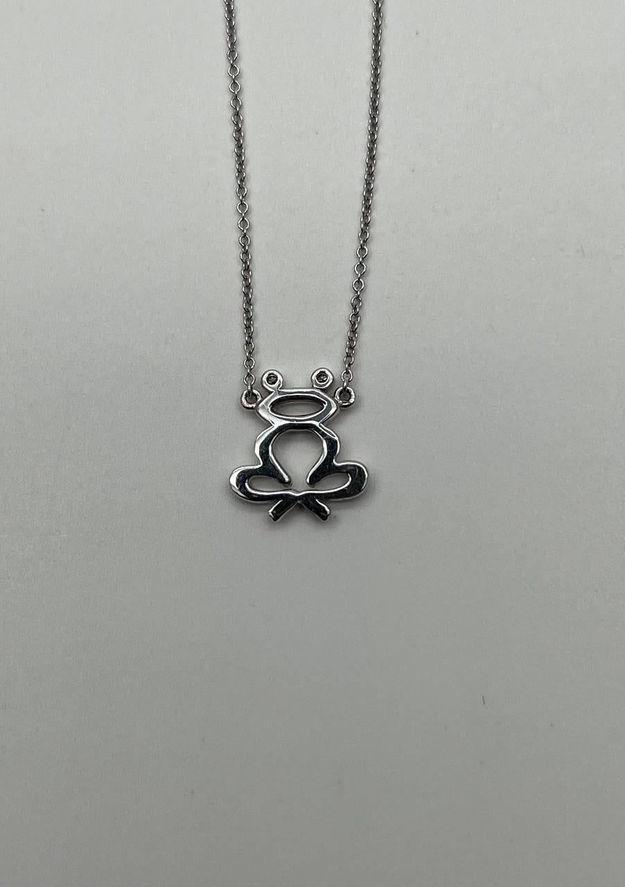 Chaîne collier pendentif grenouille à motif halo de diamants en or blanc 18 carats Neuf - En vente à Oakton, VA