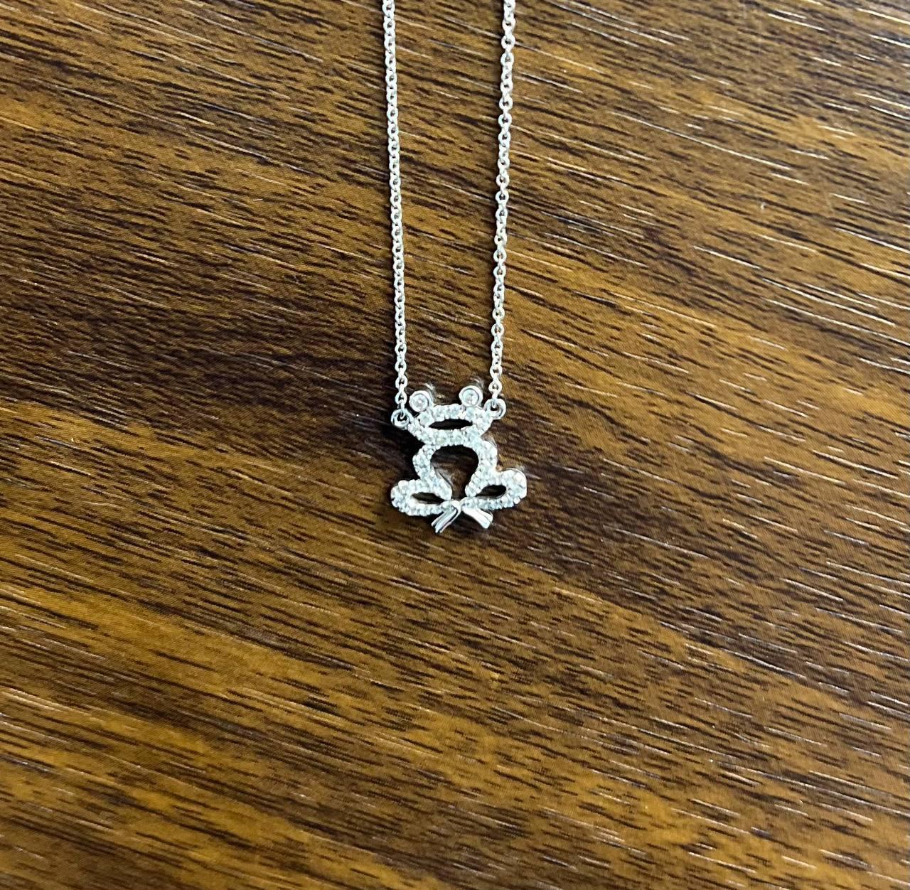 Chaîne collier pendentif grenouille à motif halo de diamants en or blanc 18 carats Pour femmes en vente