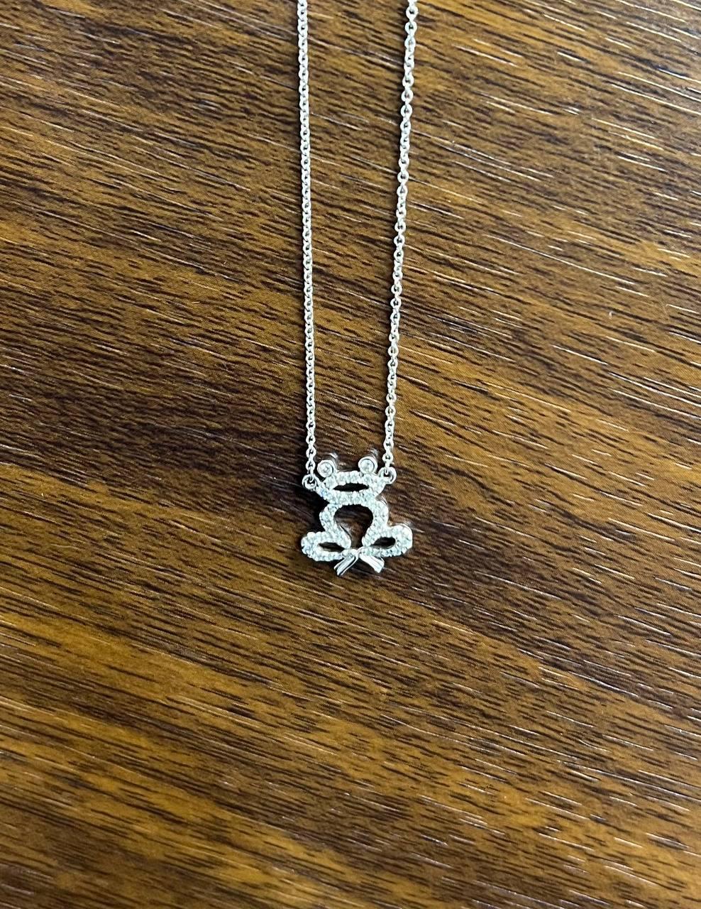 Chaîne collier pendentif grenouille à motif halo de diamants en or blanc 18 carats en vente 1