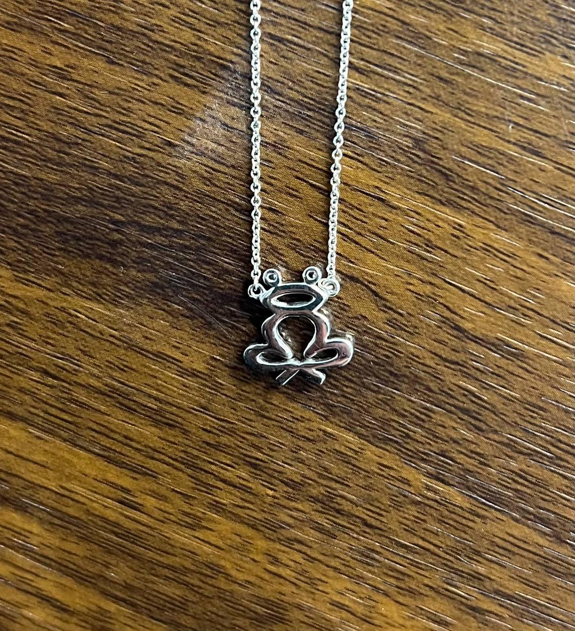 Chaîne collier pendentif grenouille à motif halo de diamants en or blanc 18 carats en vente 2
