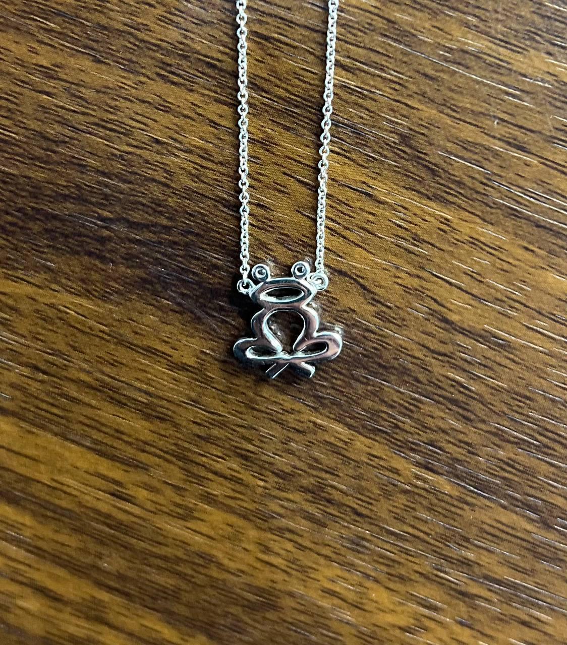 Chaîne collier pendentif grenouille à motif halo de diamants en or blanc 18 carats en vente 3