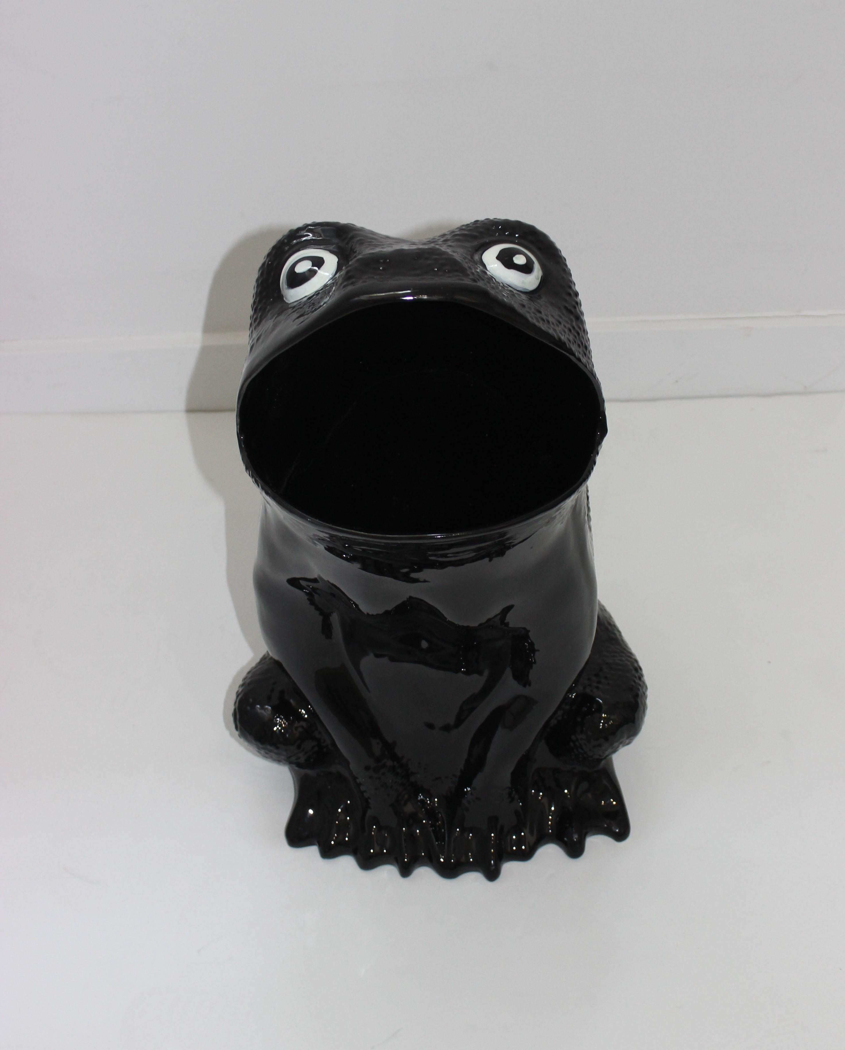 Charming happy Frog umbrella stand 1970s glazed shiny black ceramic from a Palm Beach lakeside Newport style 