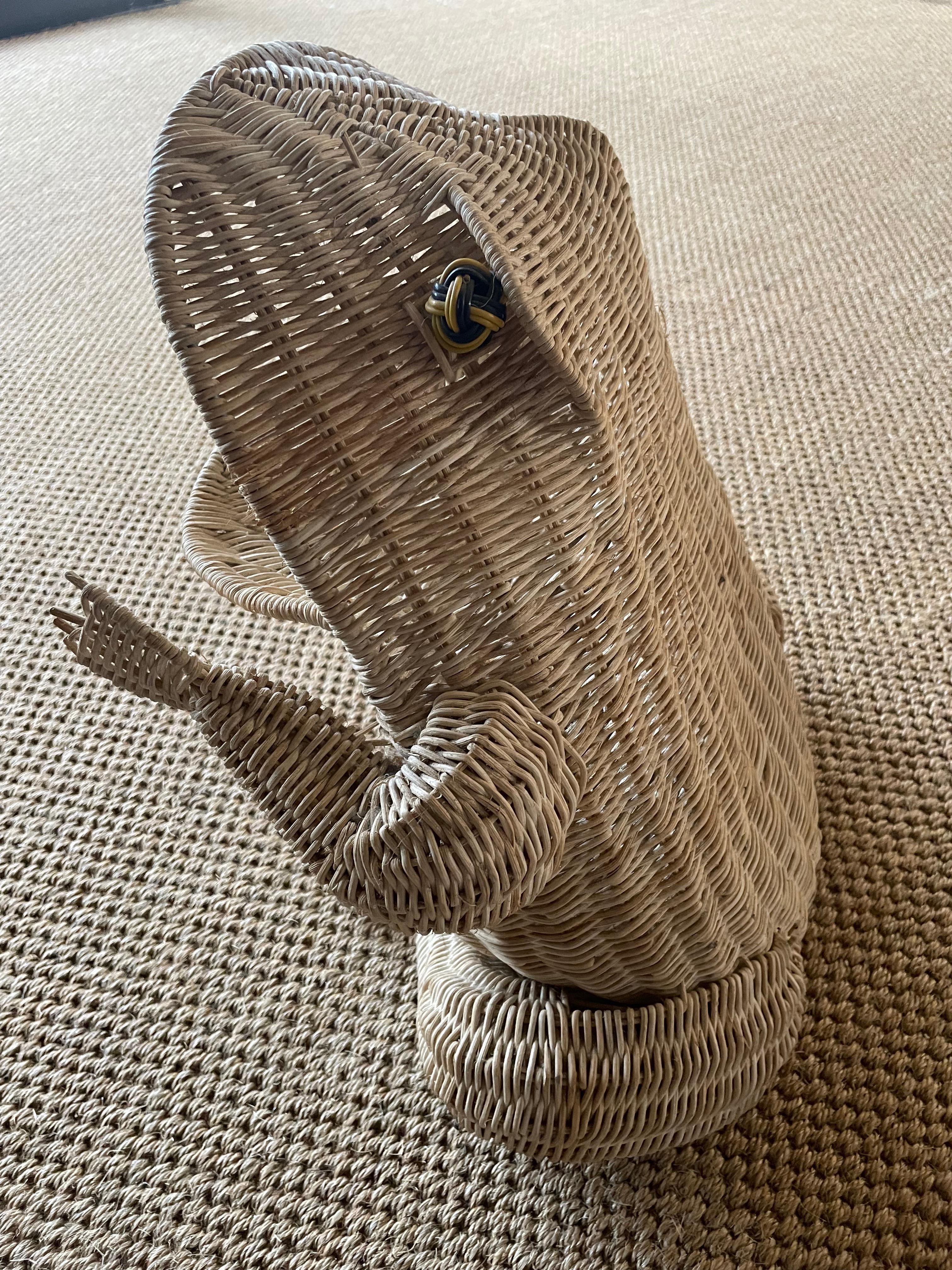  Sehr origineller Zeitschriftenständer aus Weidengeflecht von Olivier Cajan, der einen Frosch mit geöffnetem Maul zum Einlegen von Zeitschriften darstellt.