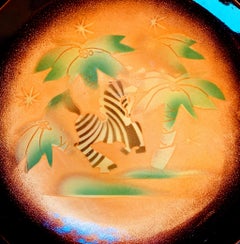 "Cebra juguetona", plato esmaltado Art Déco en naranja y verde de Edward Winter