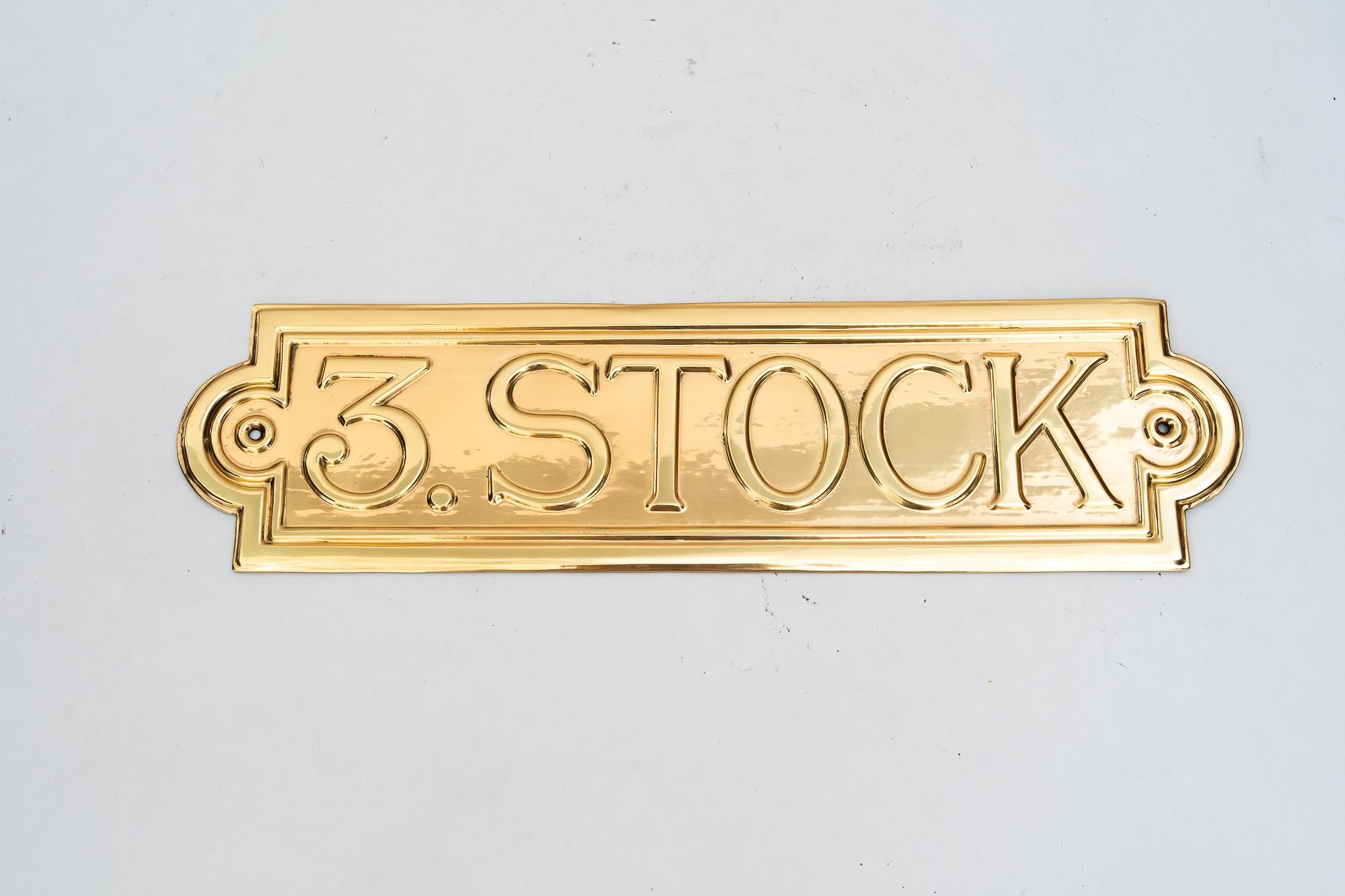 From 1st to 4th floor brass sign vienna around 1920s In Good Condition For Sale In Wien, AT