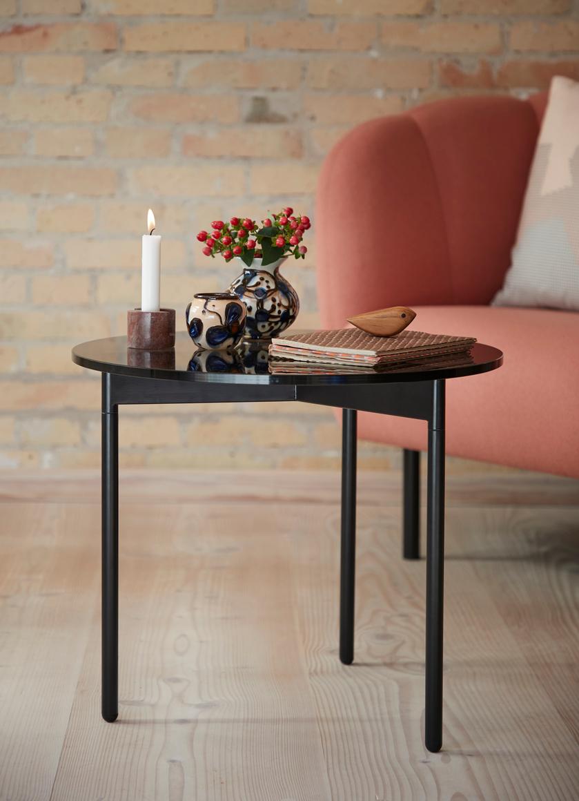 Acier De la table d'appoint du dessus en verre brun fumé et rouge rouille de Warm Nordic en vente