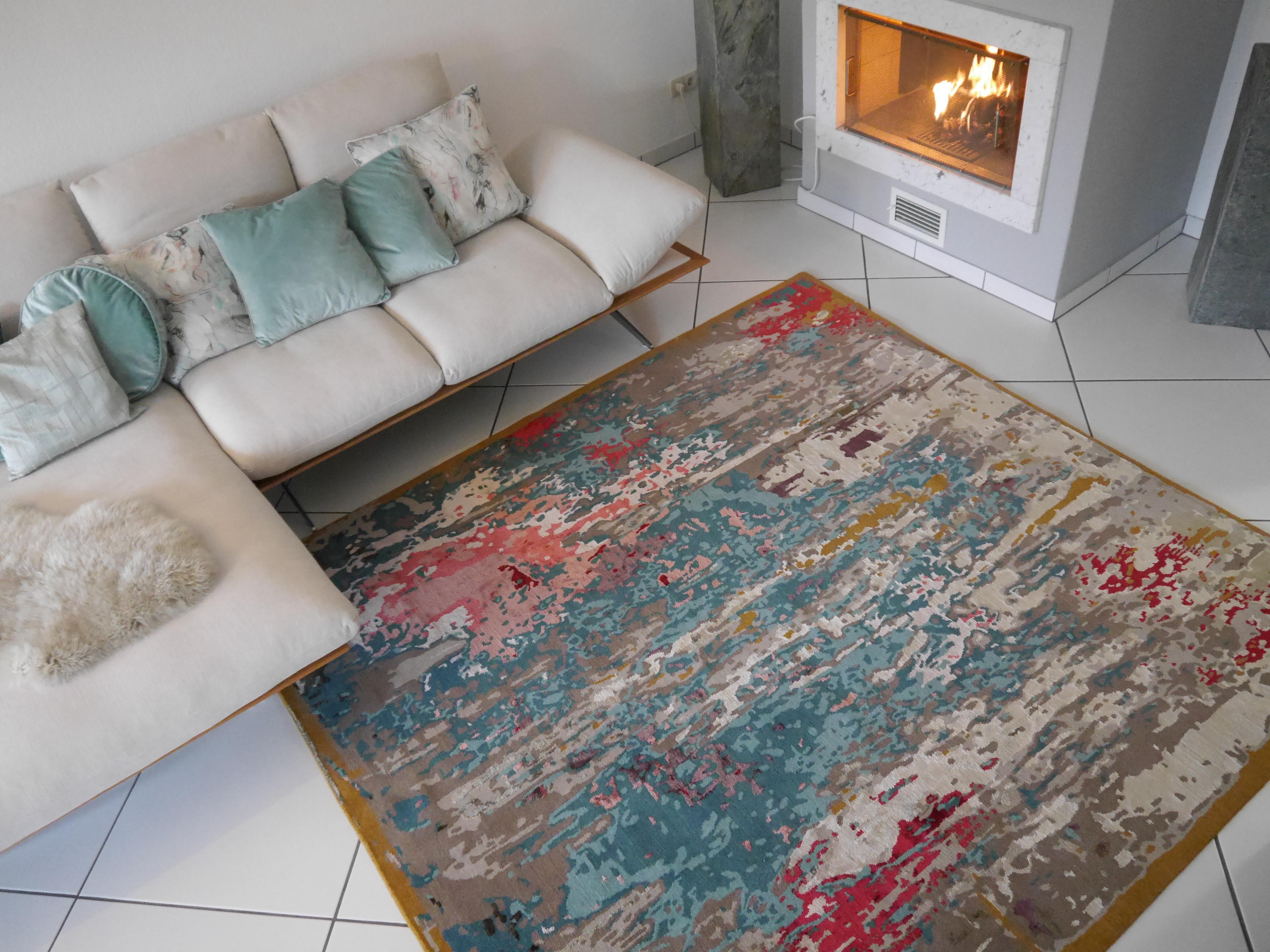 A beautiful contemporary abstract art modern design rug, hand knotted using finest Chinese mulberry silk and Tibetan highland wool.

Luxurious, hand-knotted modern design rug, contemporary art.
The materials used are the finest Tibetan wool from the