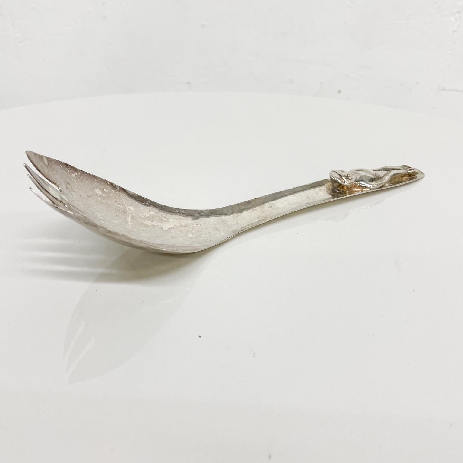 Totem fork
From Canada by ACME Inuit Totem silver salad server fork
Modern vintage hammered silver plate serving Utensil
Stamped ACME VAN. B.C.
Measures: 10.5 L x 2.75 W x 2 at highest 
Preowned vintage unrestored condition.
Refer to images