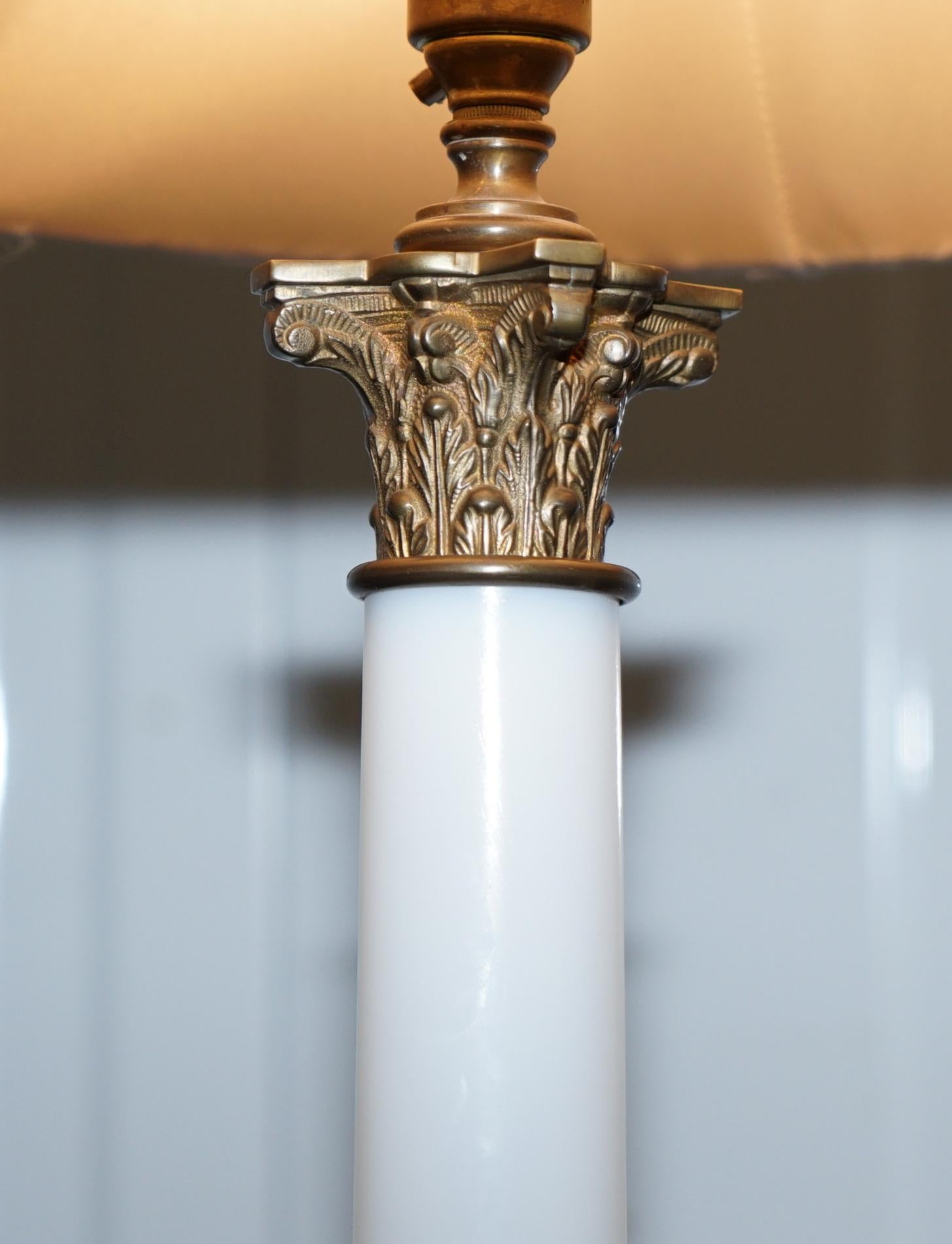 from Duke & Duchess Northumberland's Estate Sale Marble Corinthian Pillar Lamp (Französisch)
