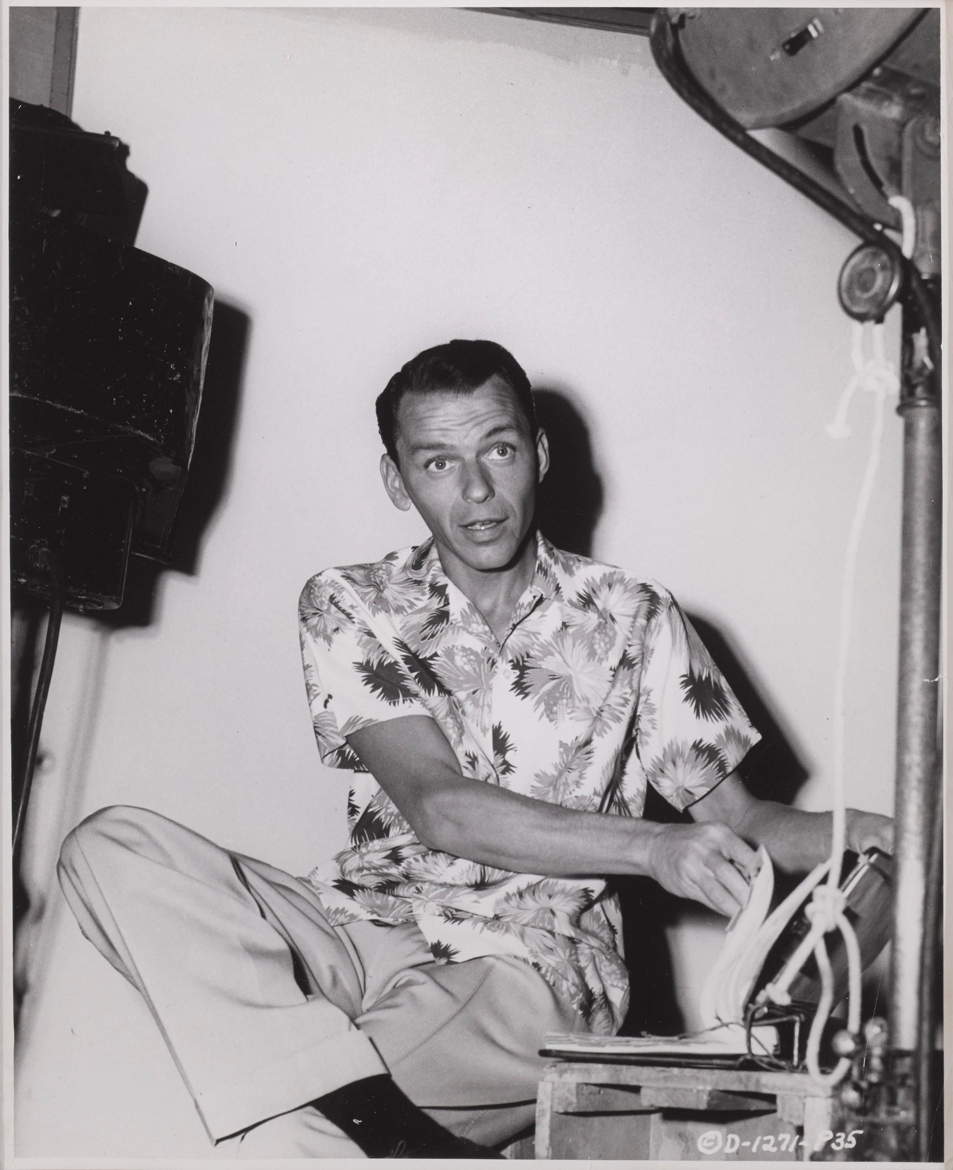 Fotograma original estadounidense de la película De aquí a la eternidad, 1953.
La imagen es de Frank Sinatra relajándose en el plató entre toma y toma.
Esta foto fue tomada comprar Irving Lippman (1906-2006)

Hay una ventana de plexiglás en la parte