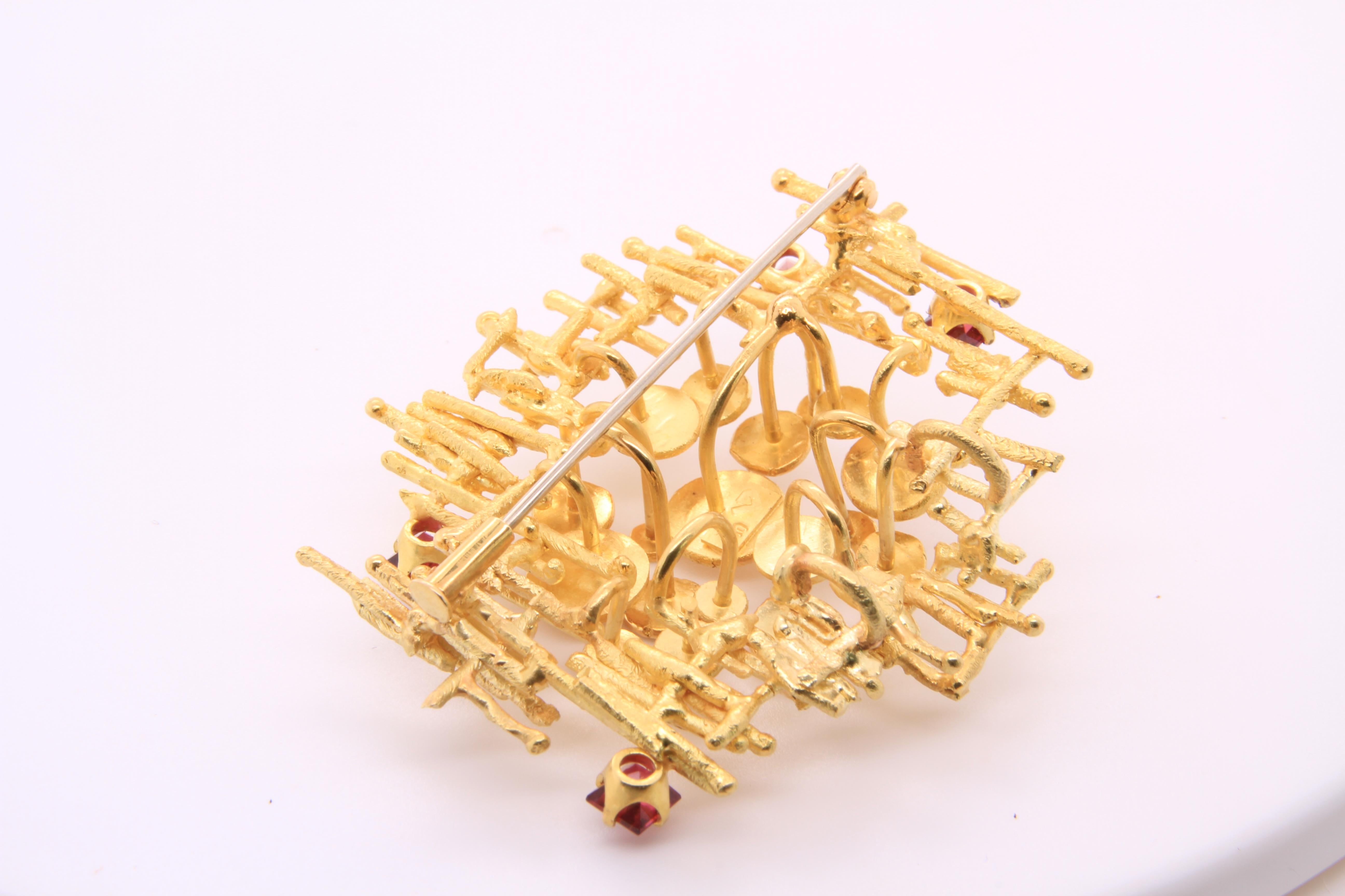 From Lucerne, Switzerland Vintage 18K Yellow Gold and Garnet Contemporary Brooch 10