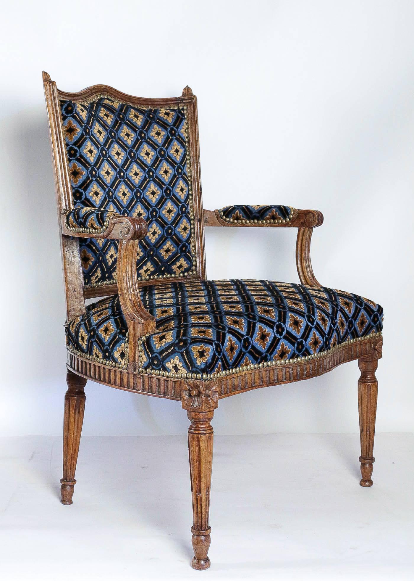 From Provence Fantastic Pair of Armchairs in Hand Carved Walnut In Good Condition For Sale In Saint Ouen, FR