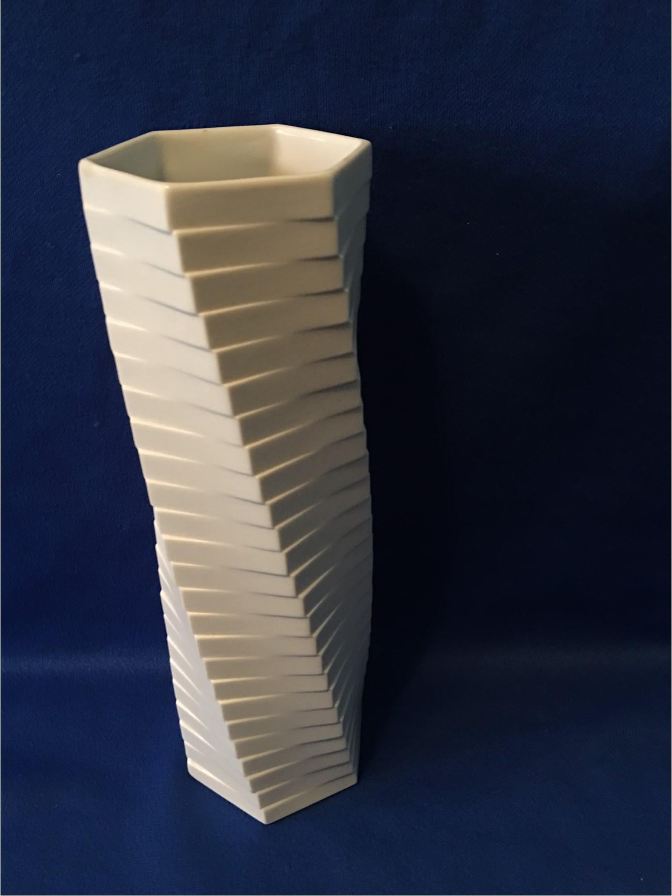 A lovely white matte Vase which has been designed to resemble the leaning tower of Pisa by employing a turning geometrical design. Designer Werner Uhl managed to capture the essence and the spirit of this famous landmark in this beautiful Vase