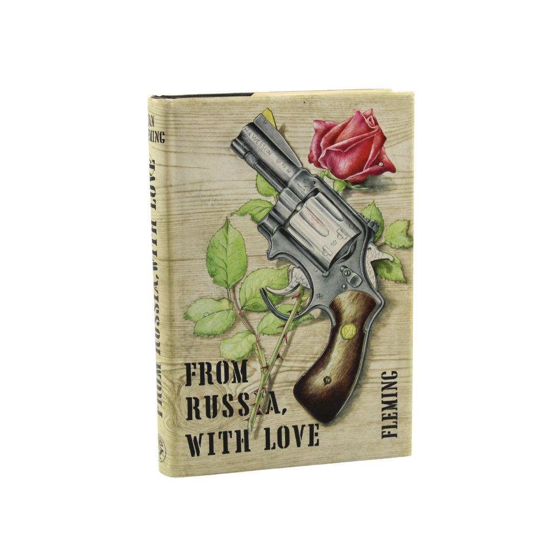 Ian Fleming, Ian. Dalla Russia, con amore. Londra: Jonathan Cape, (1957). Prima edizione, prima stampa. Ottavo, in cartoncino nero originale dell'editore, con motivi in argento e rosso in rilievo sulla parte anteriore, titoli in argento e rosso in
