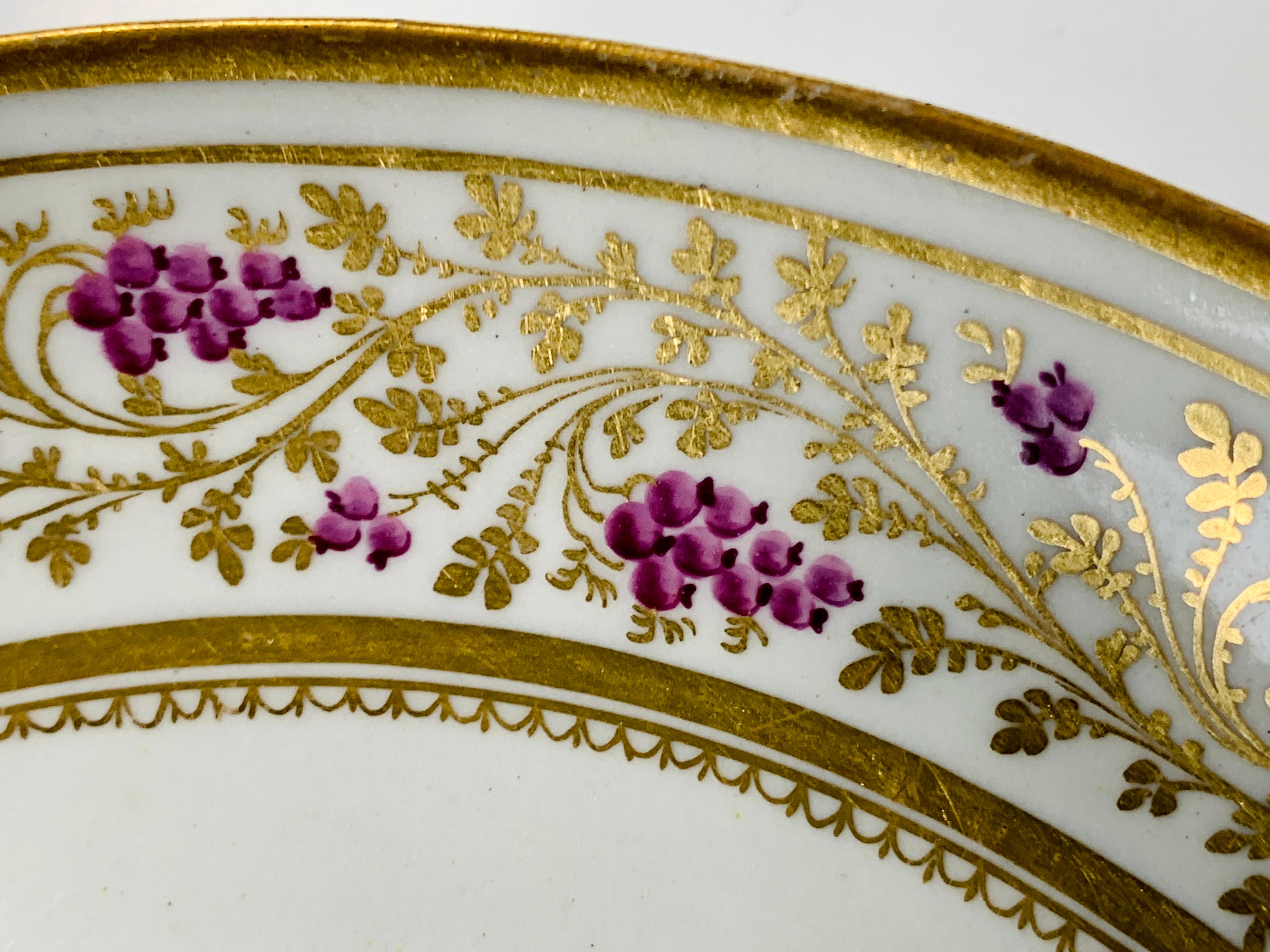 Peint à la main De la collection de Mario Buatta un plat à soucoupe New Hall fabriqué en Angleterre vers 1810 en vente