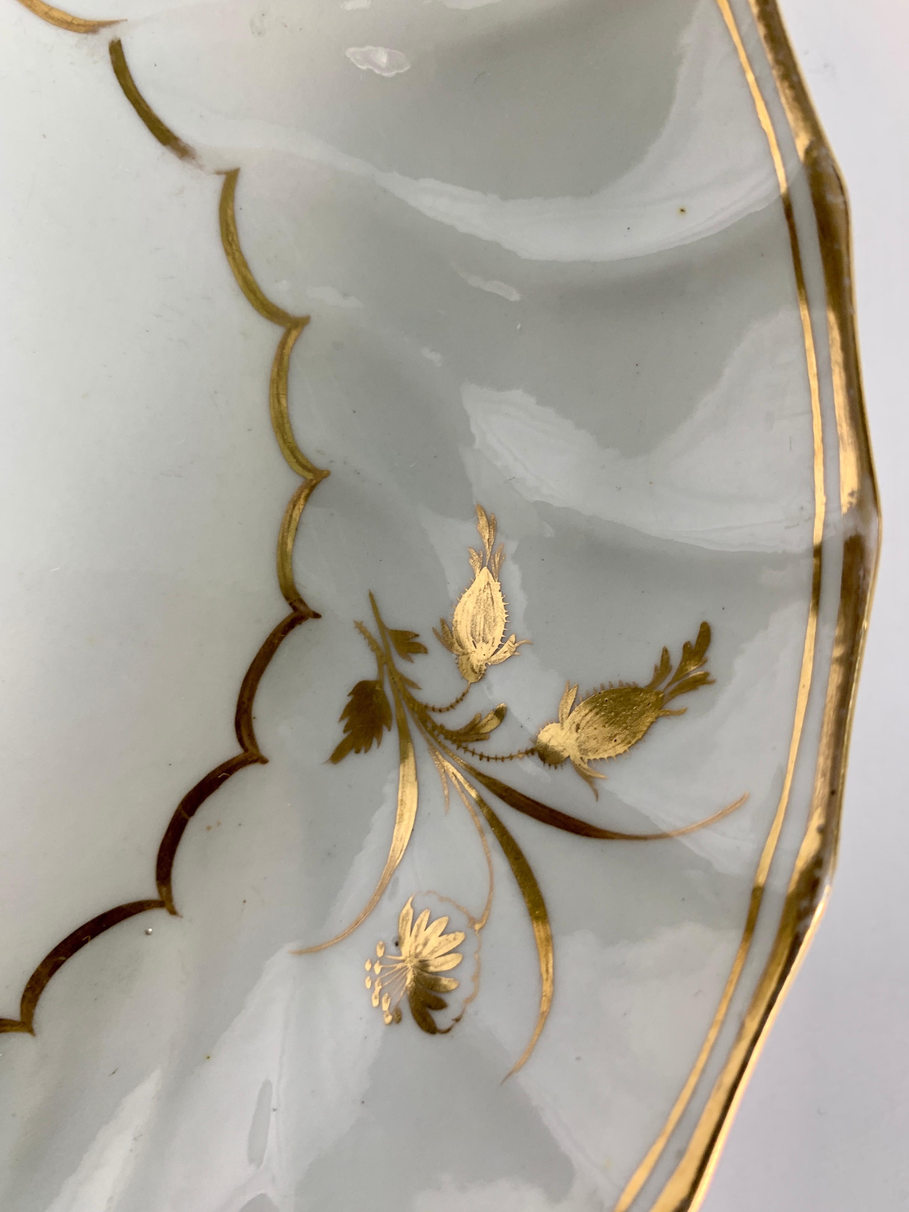 From the Collection of Mario Buatta a White and Gold Fluted Dish, England c-1820 In Excellent Condition In Katonah, NY