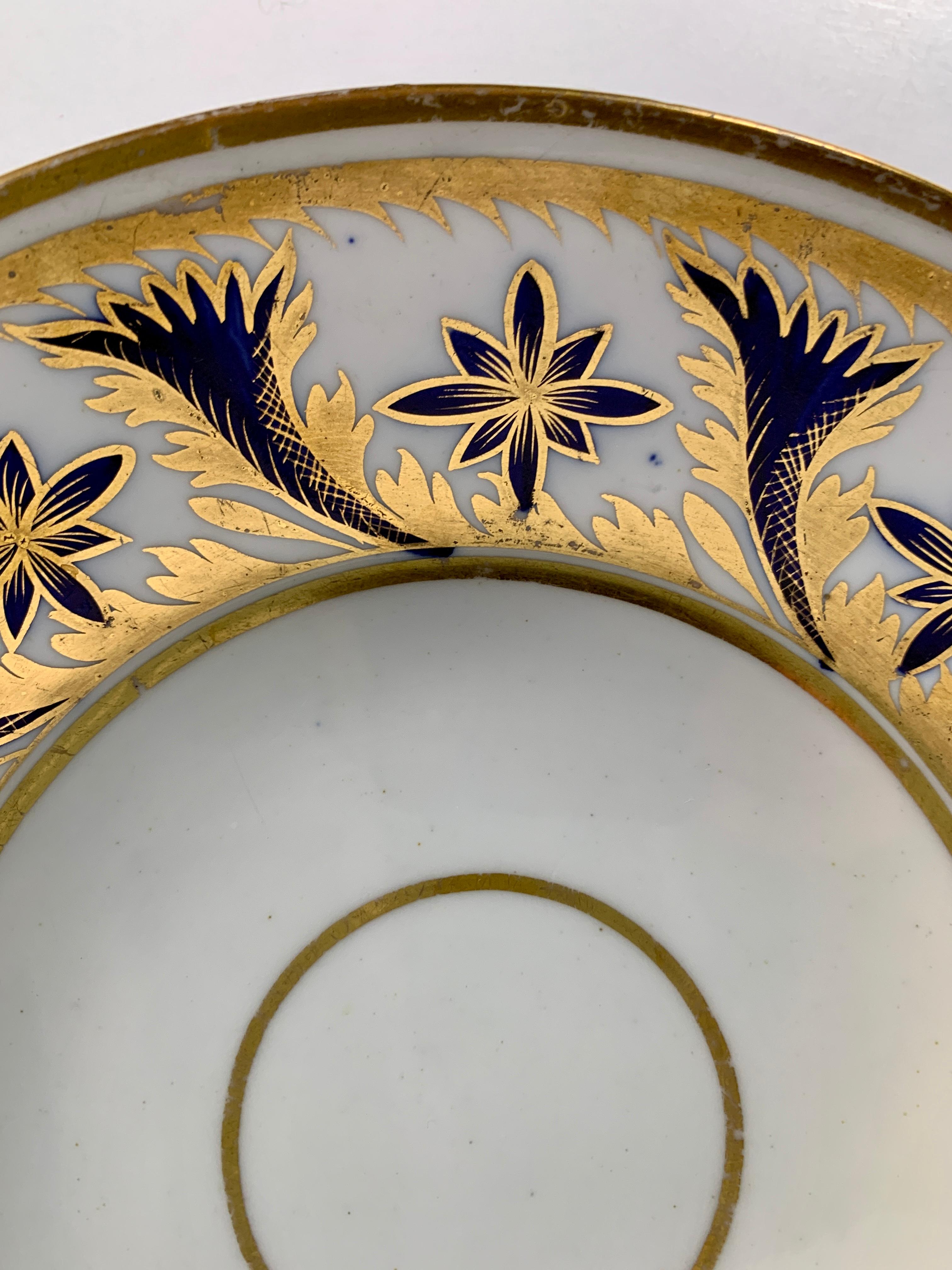 From the Collection of Mario Buatta an English Dish with Blue & Gold Decoration In Excellent Condition For Sale In Katonah, NY