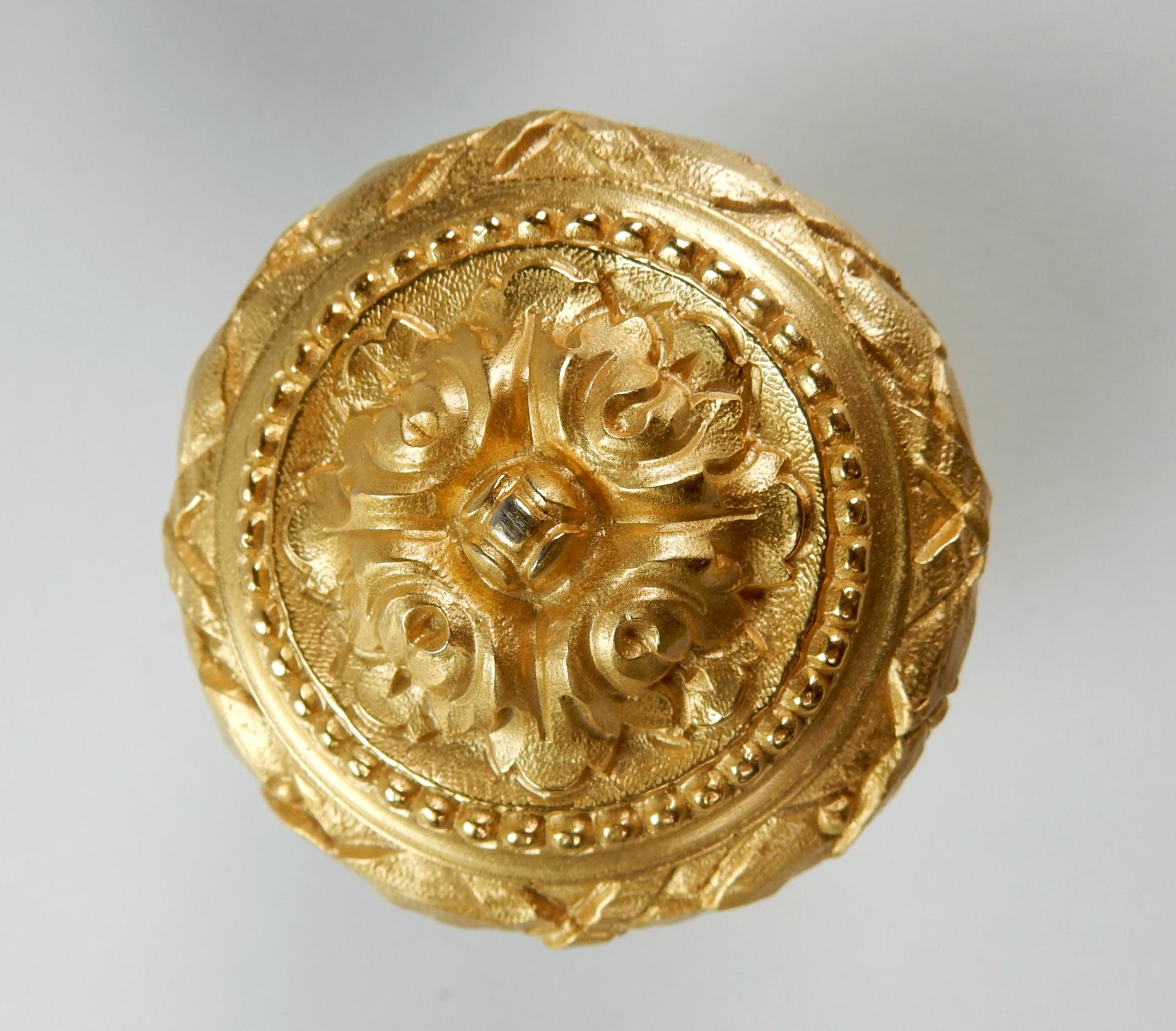 Ornate 22-karat gold-plated door knob set from the Sherle Wagner collection, circa 1960s.
2 sided set included a pair of knobs, threaded connector and bolt latch.
All parts are in clean almost flawless condition.